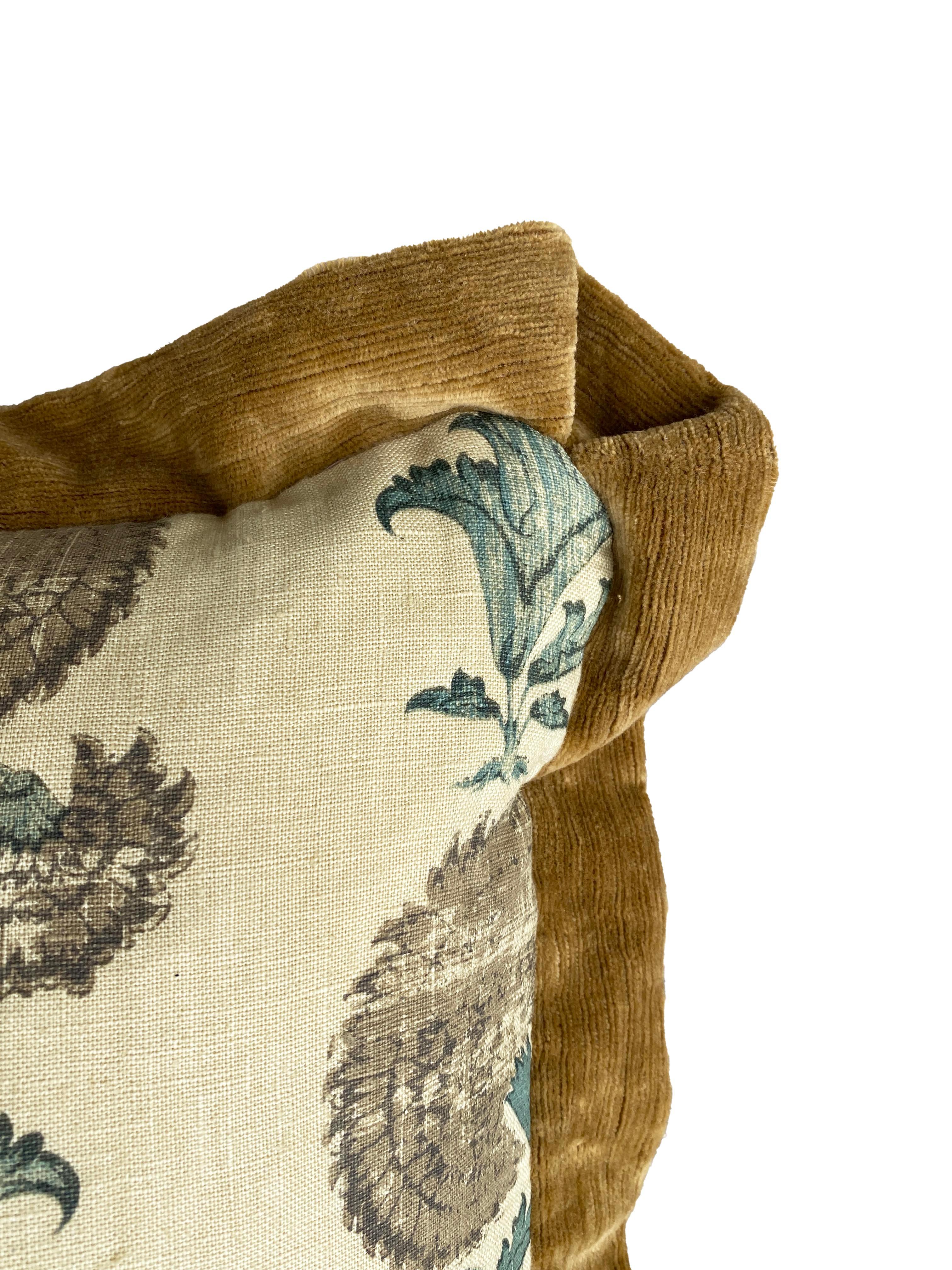 Tessuto Un set di cuscini a fiori indiani di Michael S. Smith in vendita