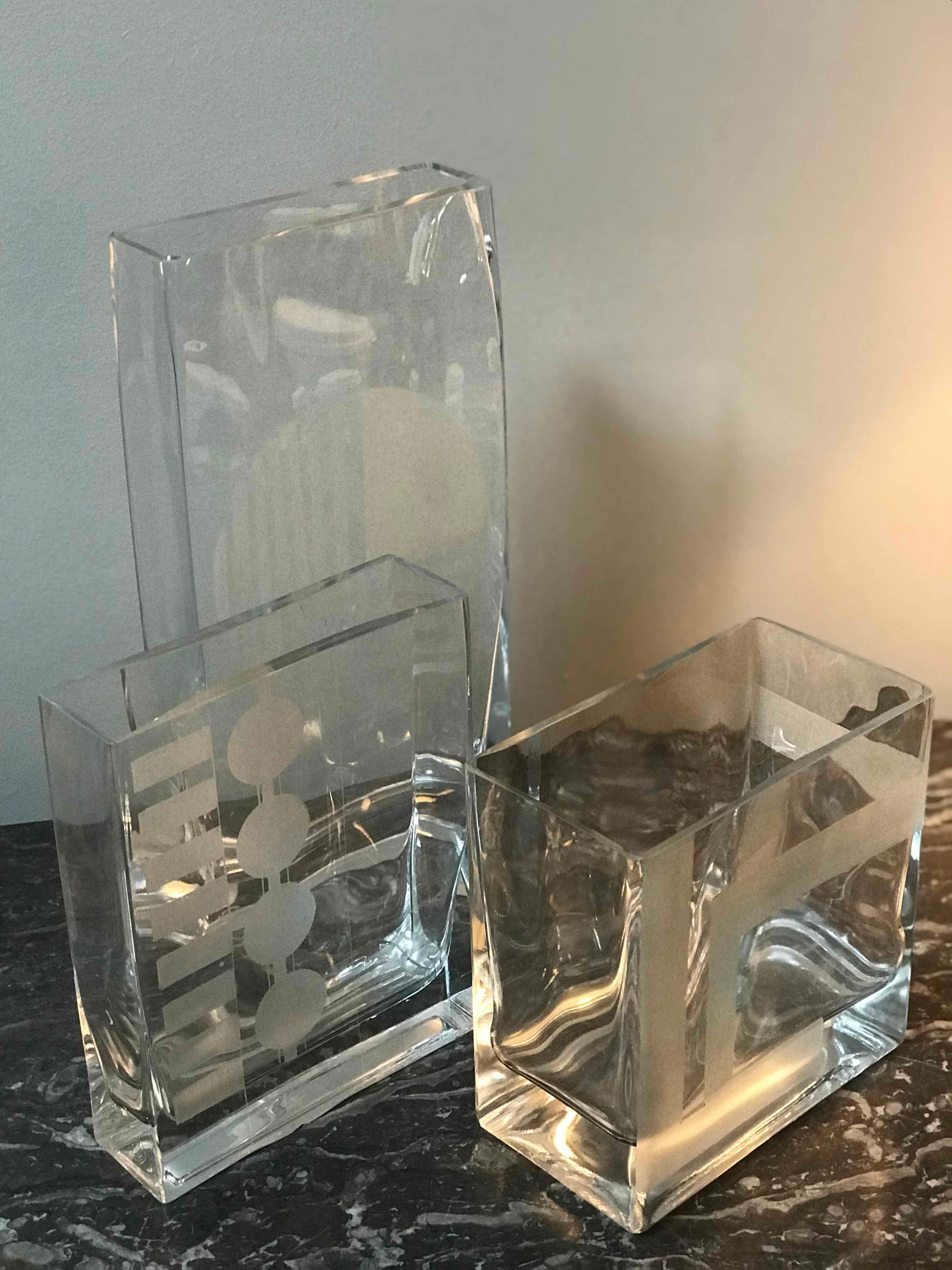 A Set of Mid-Century Glass Vases with Etched Design in Graduated Sizes In Good Condition In Los Angeles, CA