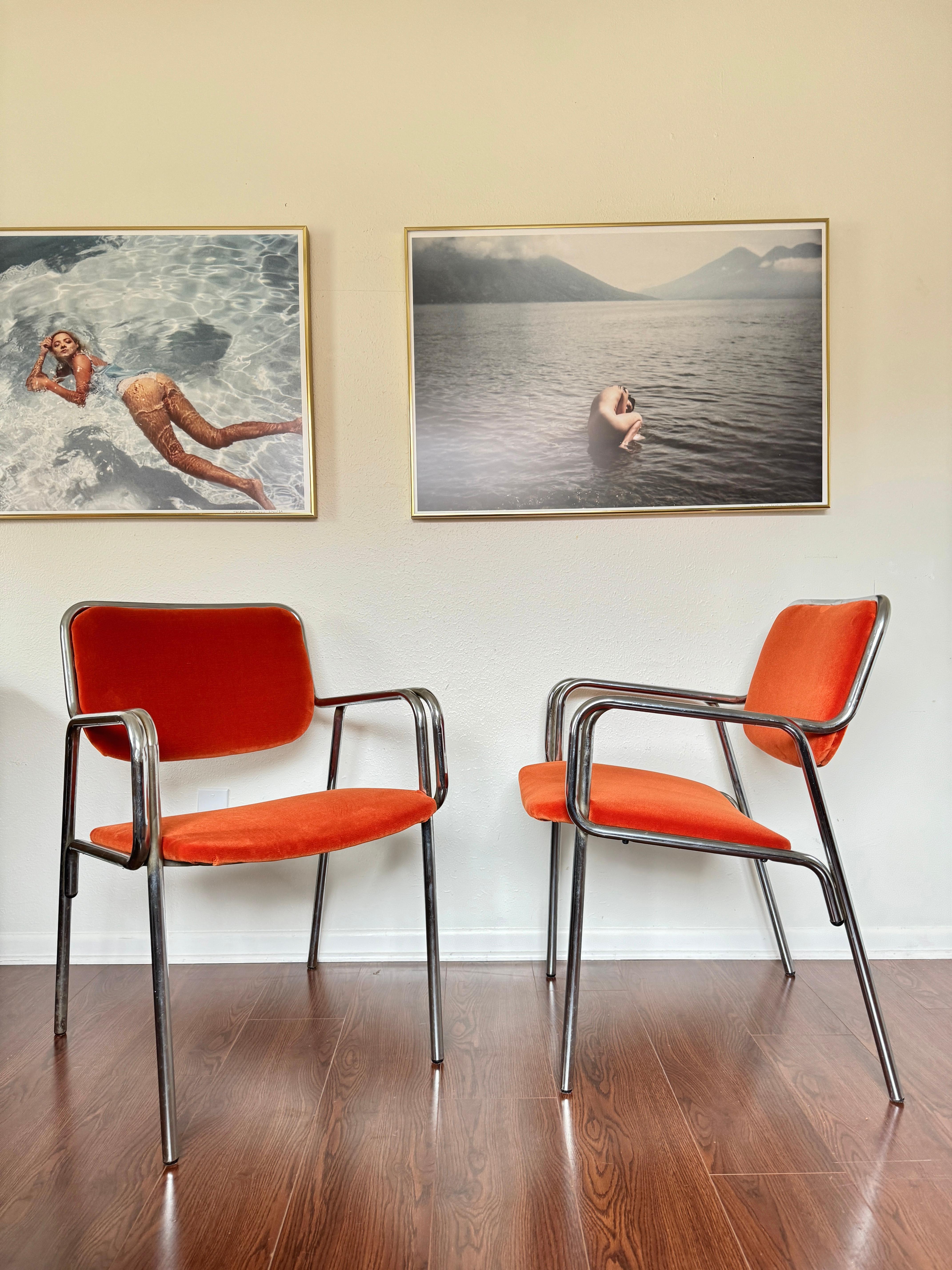 Ein Satz moderner röhrenförmiger Sessel aus der Mitte des Jahrhunderts von Global Upholstery Company im Angebot 1