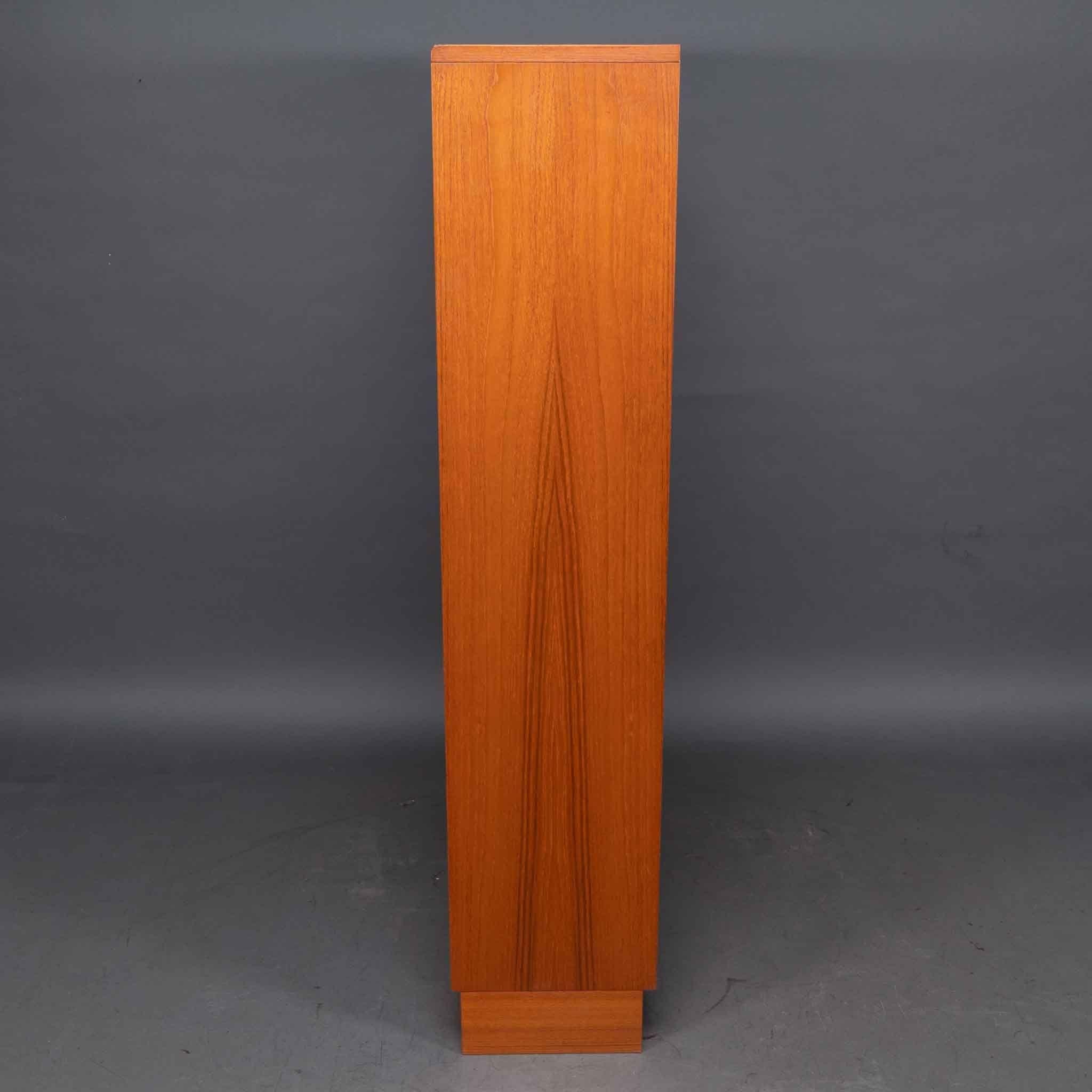 Mid-Century moderno Un set di librerie in teak del Mid-Century con cinque scaffali in vendita