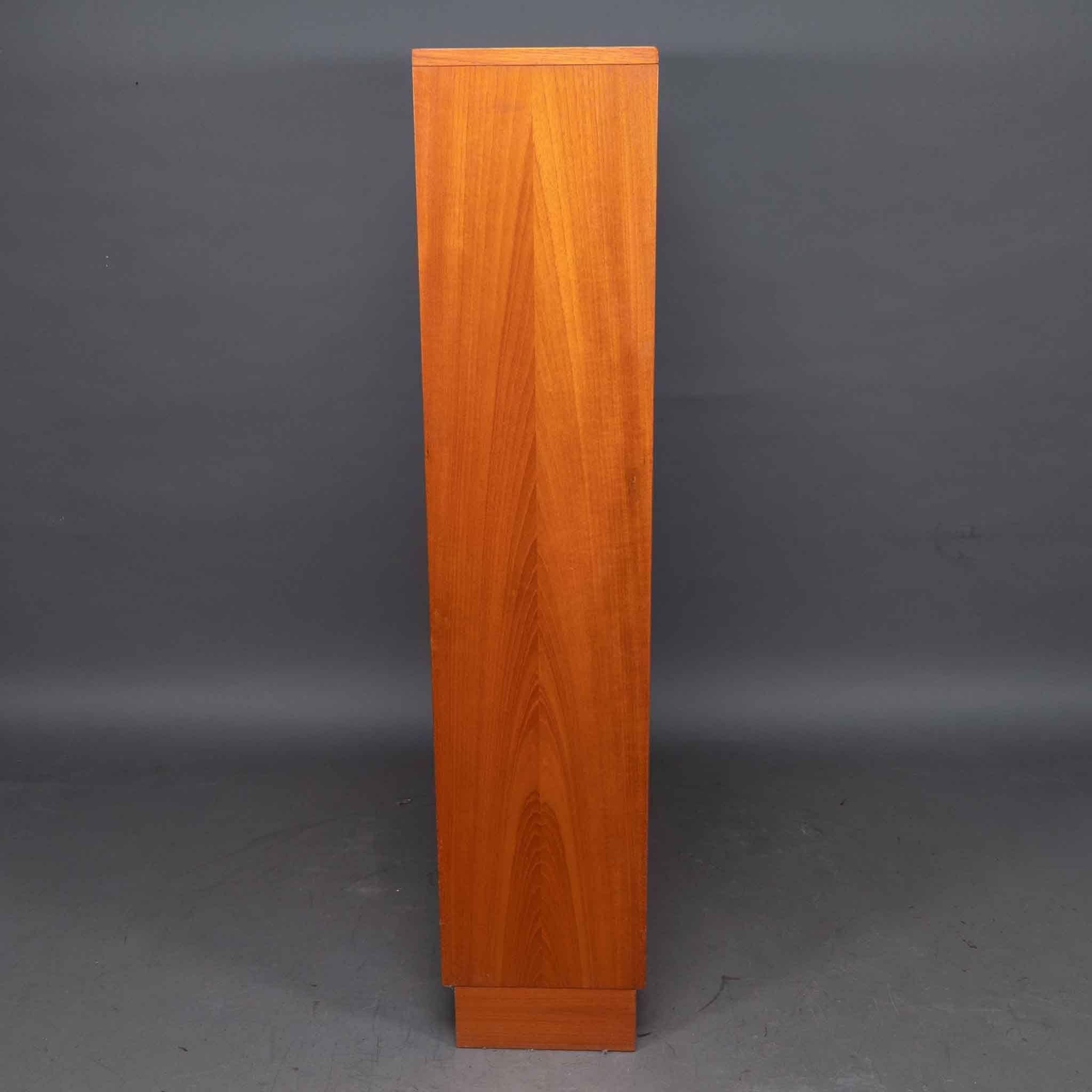 Metà XX secolo Un set di librerie in teak del Mid-Century con cinque scaffali in vendita