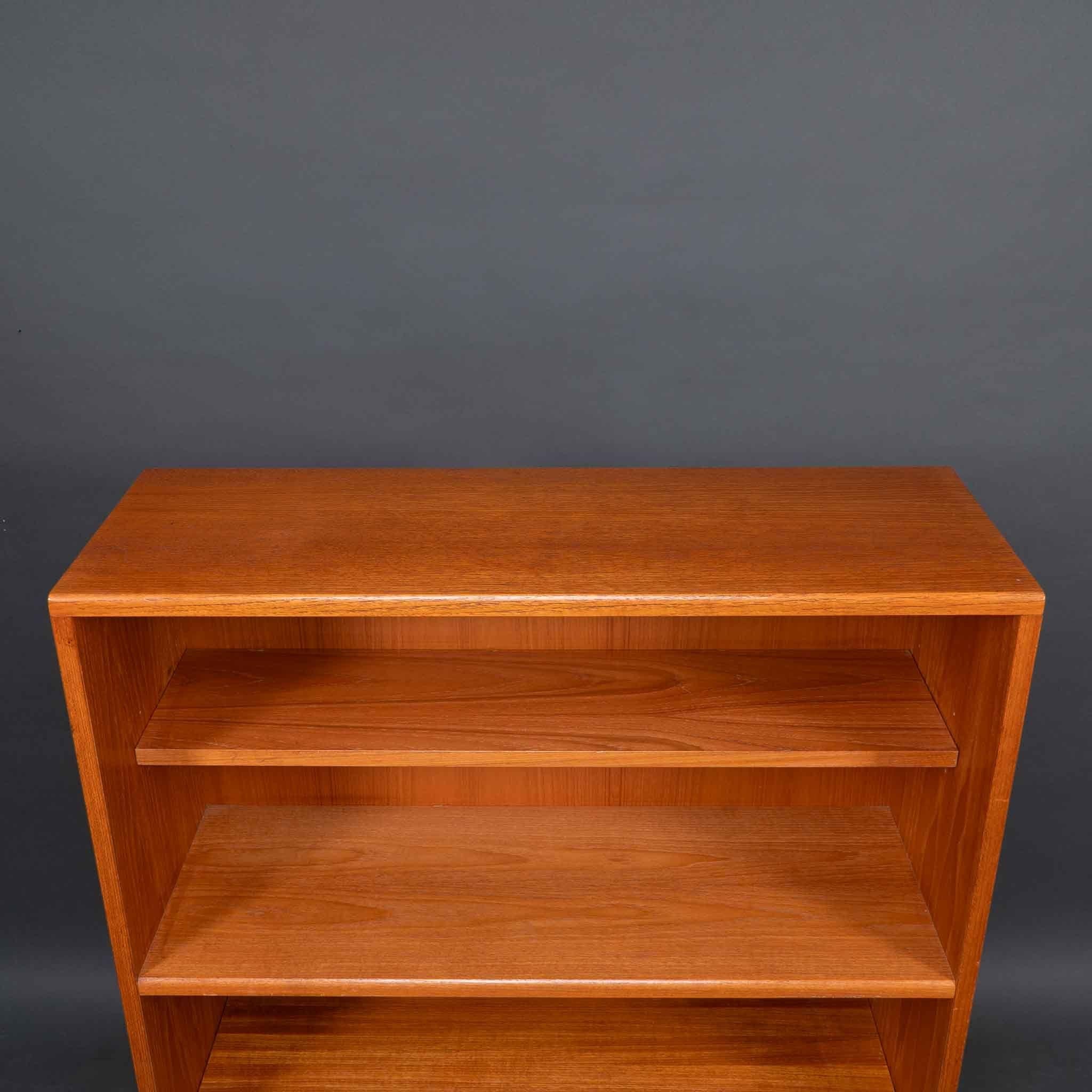 Teak Un set di librerie in teak del Mid-Century con cinque scaffali in vendita