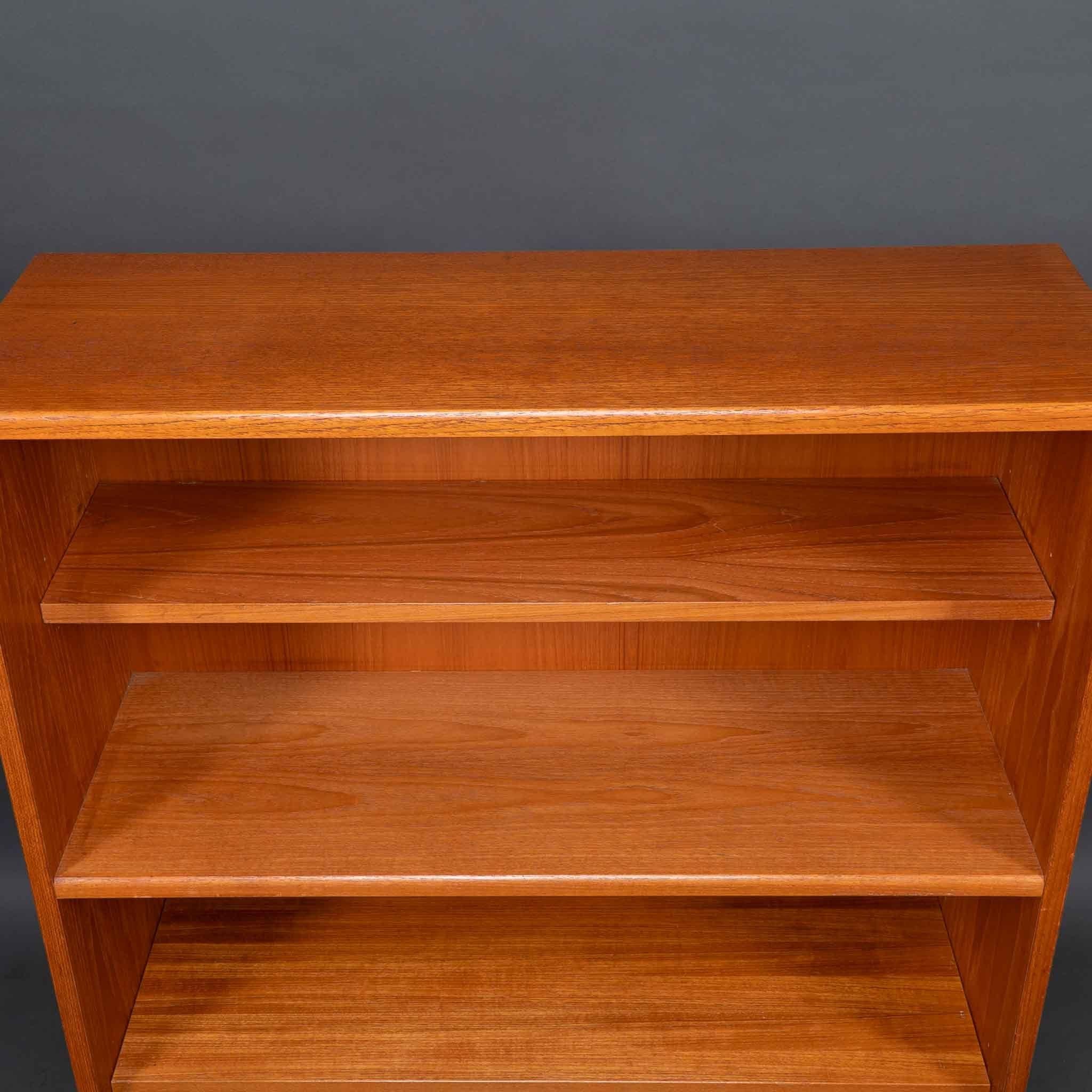 Un set di librerie in teak del Mid-Century con cinque scaffali in vendita 1