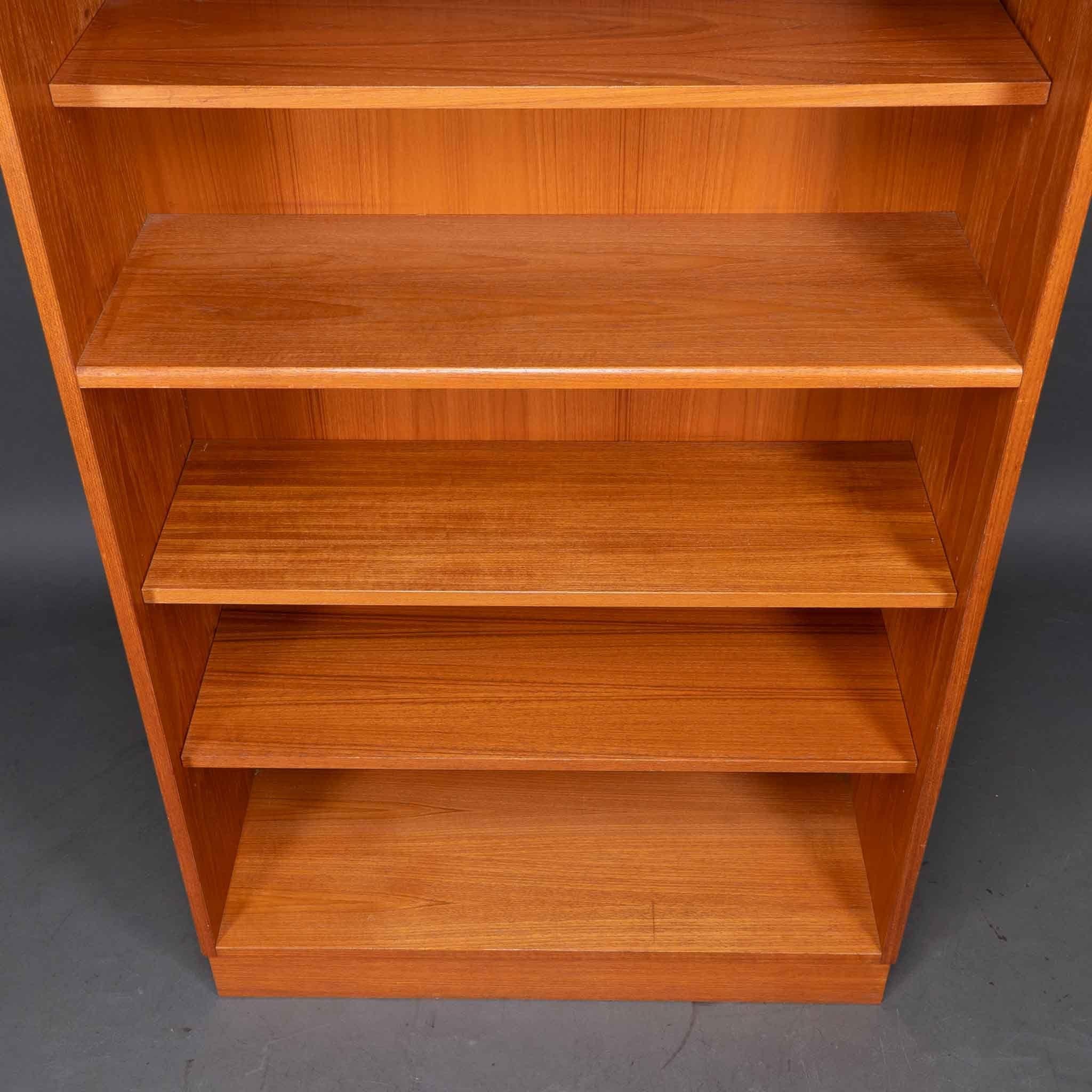 Un set di librerie in teak del Mid-Century con cinque scaffali in vendita 2