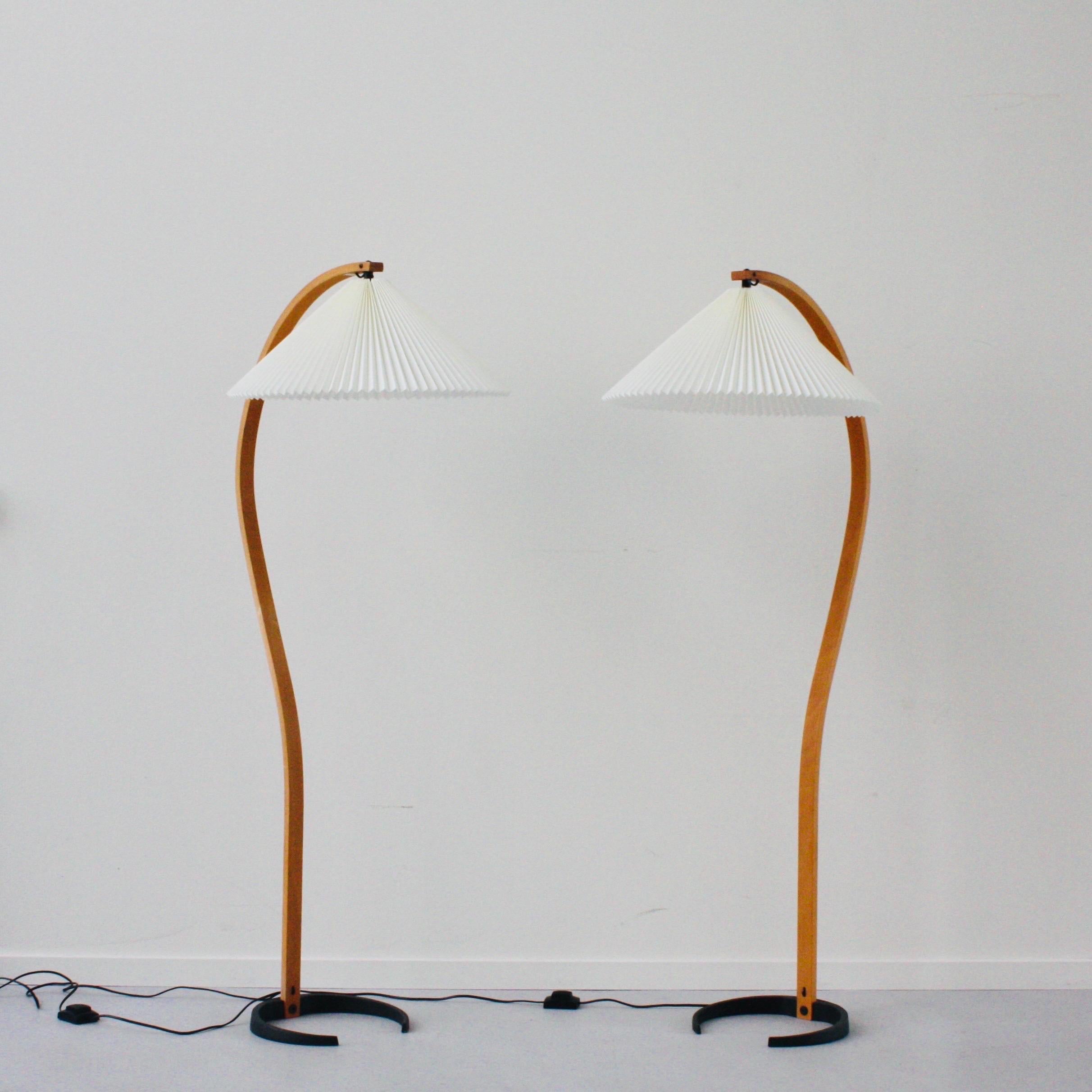 Paire de lampadaires danois Timberline no. 840 par Mads Caprani. Un design frappant - à la fois quintessence des années 1970 et intemporel - parfait pour tout intérieur moderne.

* Un ensemble (2) de lampadaires courbés en placage de hêtre avec de