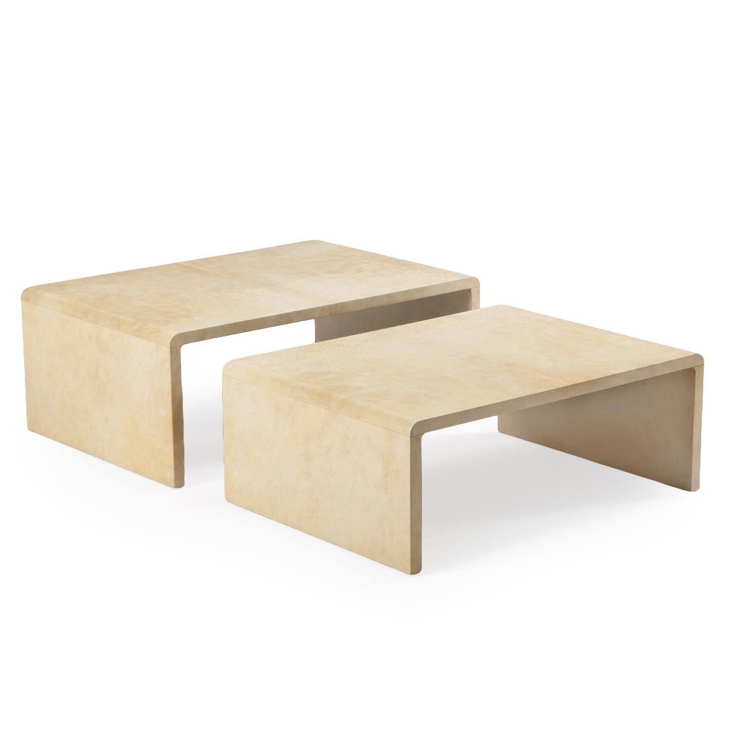 Dieses schöne und vielseitige Set von ineinander verschachtelten Tischen in umgekehrter U-Form bietet Ihnen viele Möglichkeiten für Ihre Einrichtung! Verwenden Sie das Set als Couch- und Beistelltisch oder als einen einzelnen, auffälligen und