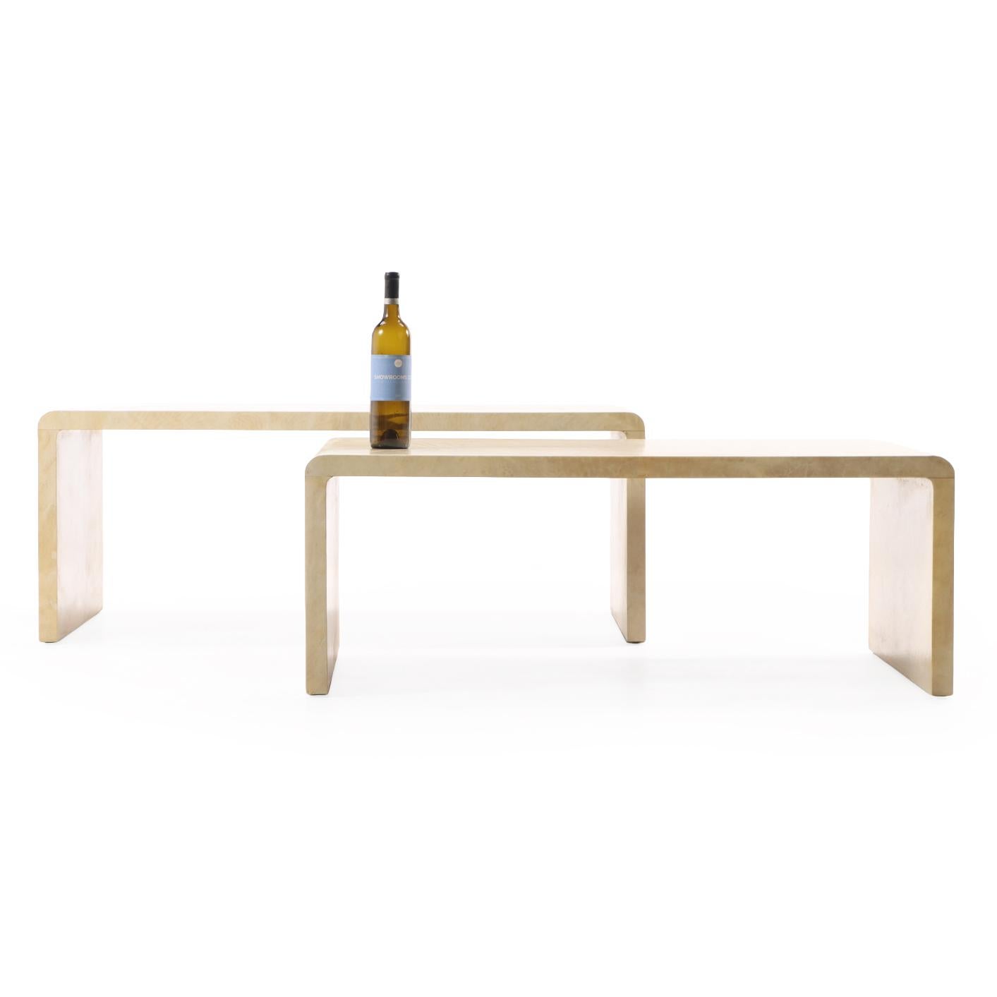 Eine Reihe von doppelten Couchtischen mit Pergamino-Bezug. (Argentinisch) im Angebot