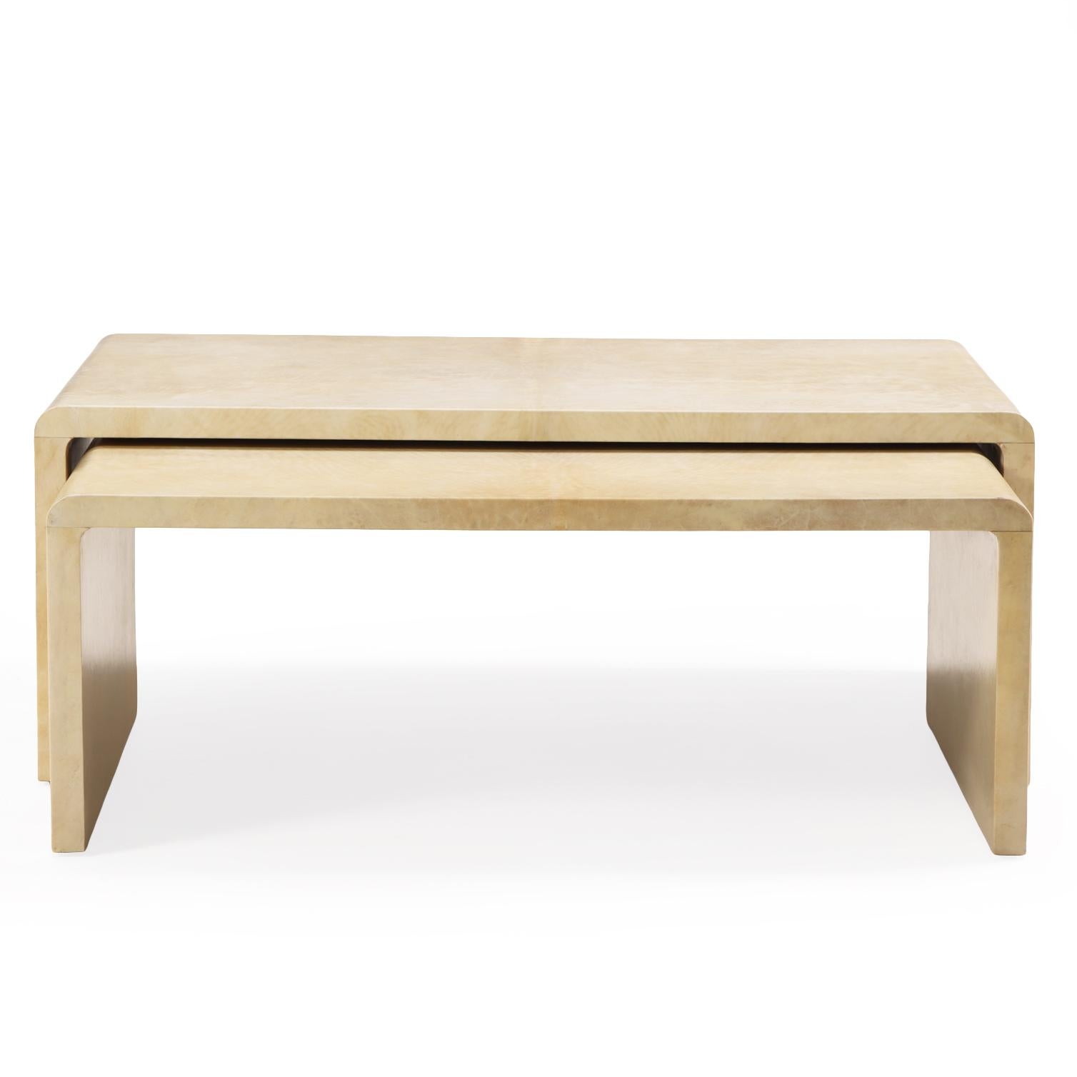 Eine Reihe von doppelten Couchtischen mit Pergamino-Bezug. (Holz) im Angebot