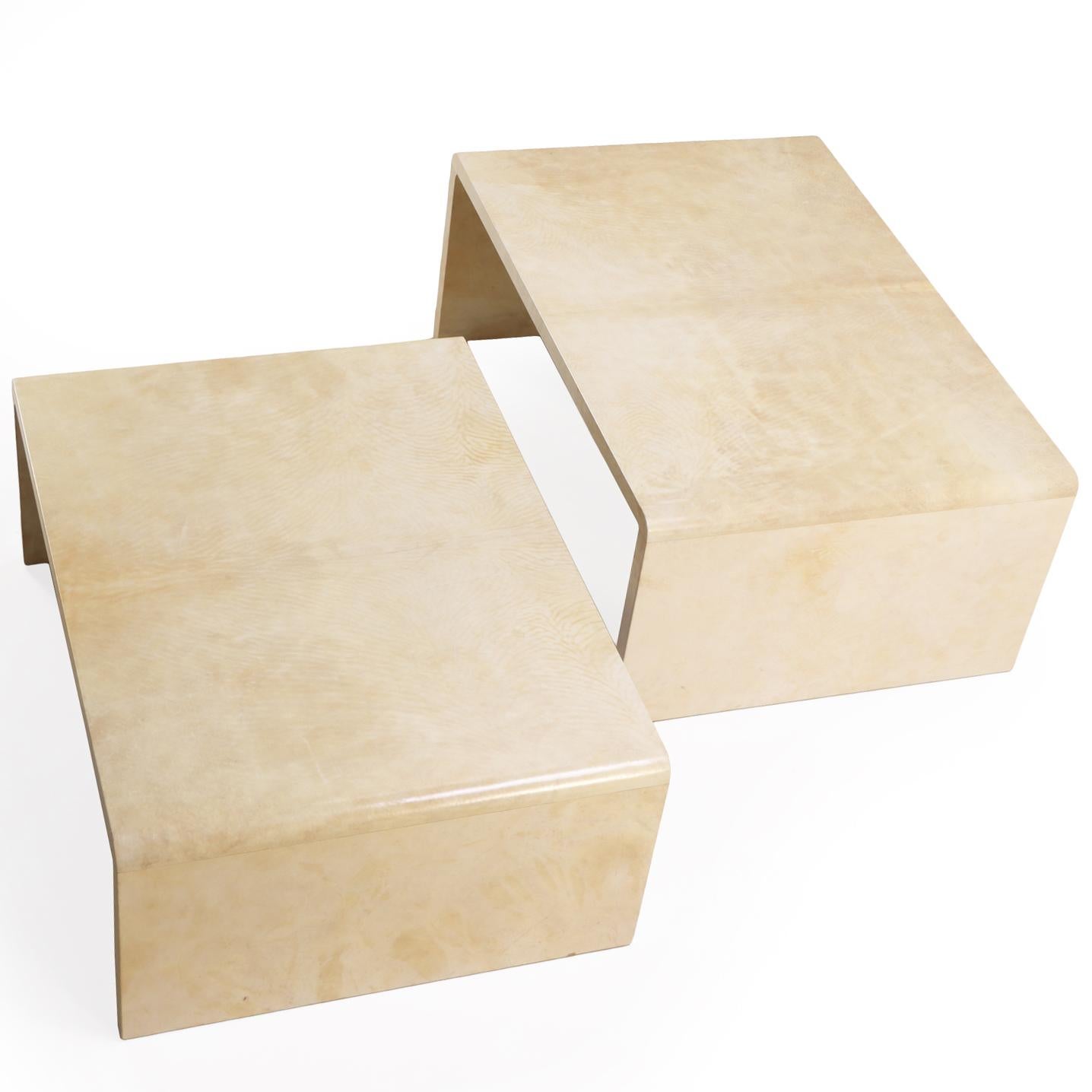 Eine Reihe von doppelten Couchtischen mit Pergamino-Bezug. im Angebot 3
