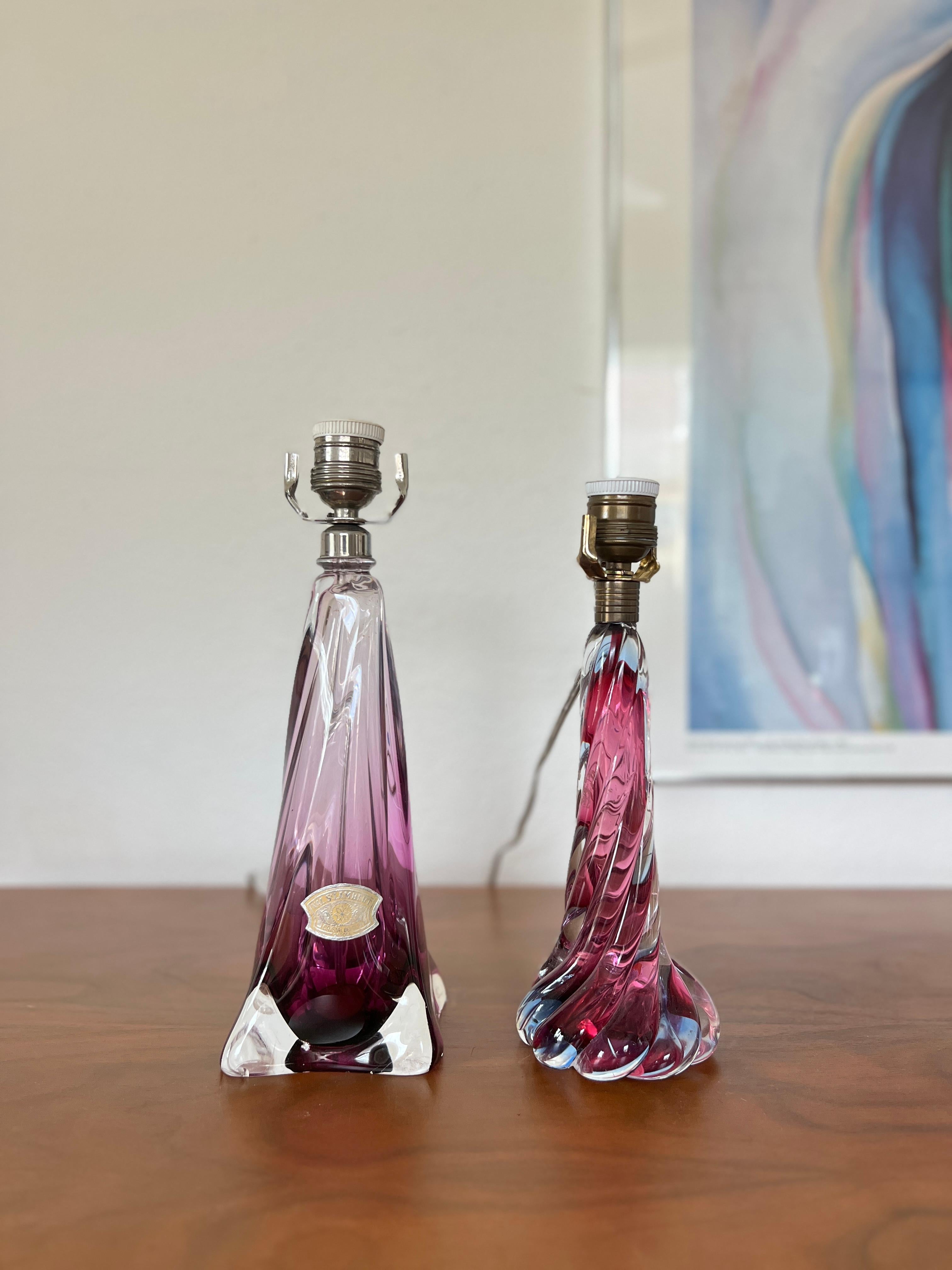 Belge Un ensemble de lampes de table en cristal rose par Val Saint Lambert en vente