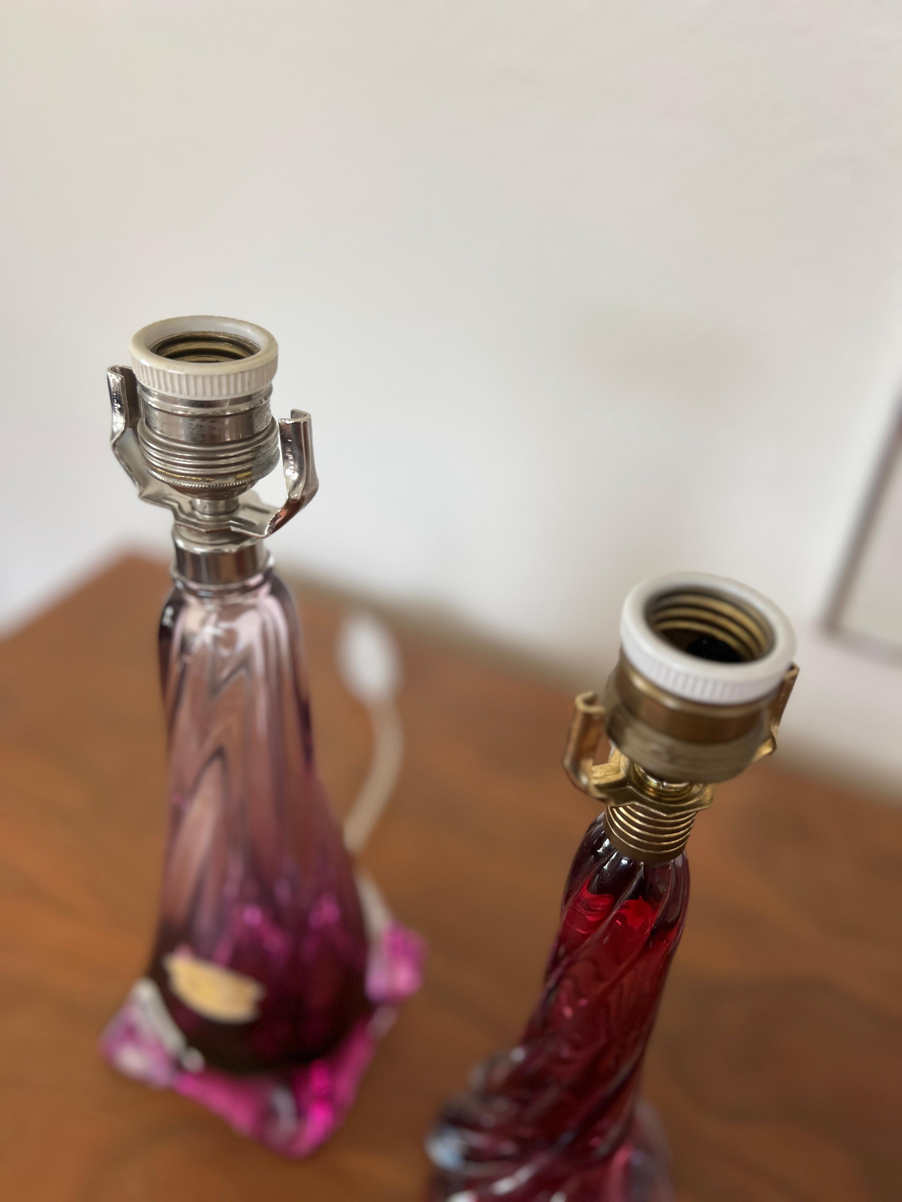 Milieu du XXe siècle Un ensemble de lampes de table en cristal rose par Val Saint Lambert en vente