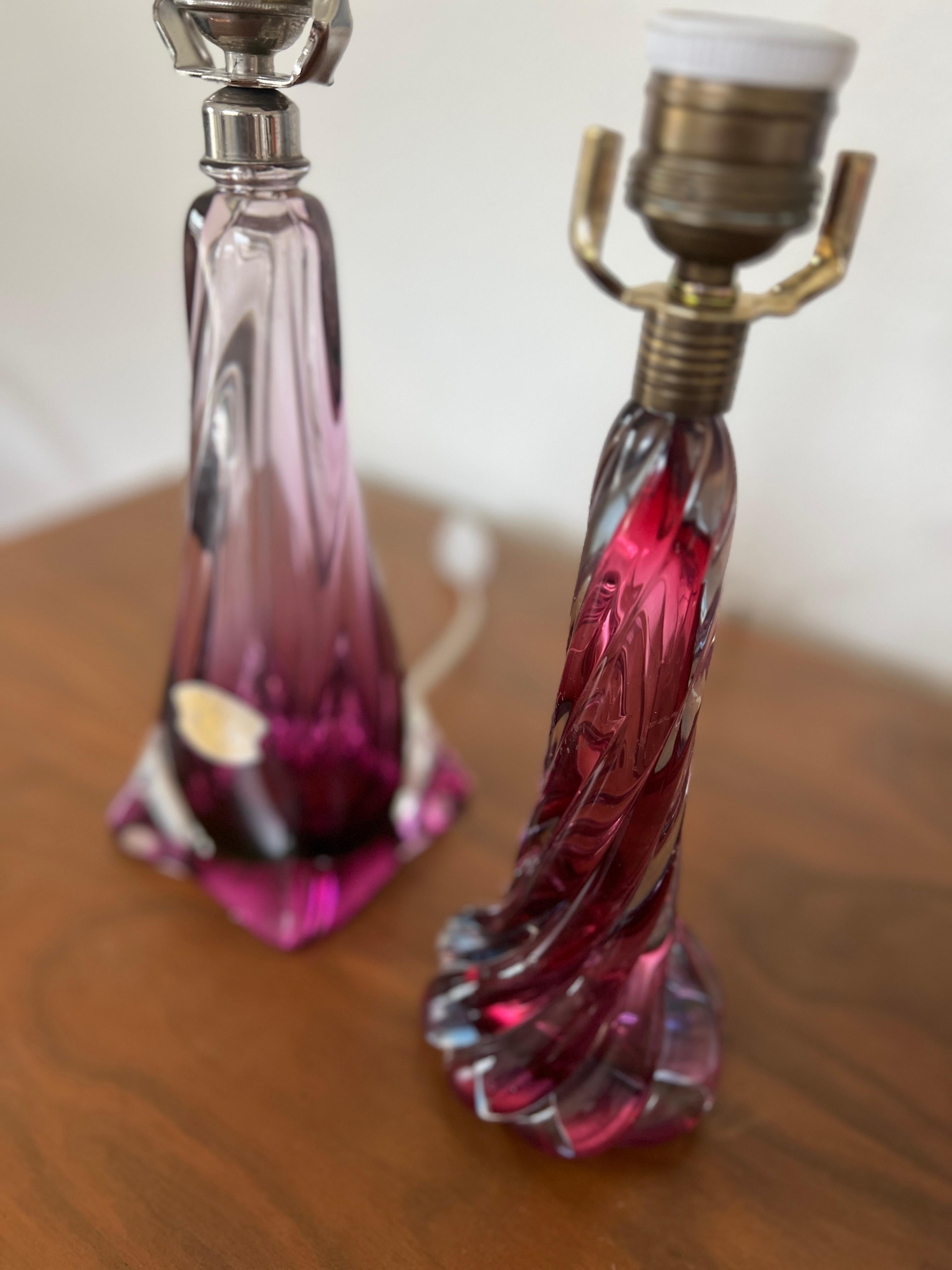 Cristal Un ensemble de lampes de table en cristal rose par Val Saint Lambert en vente
