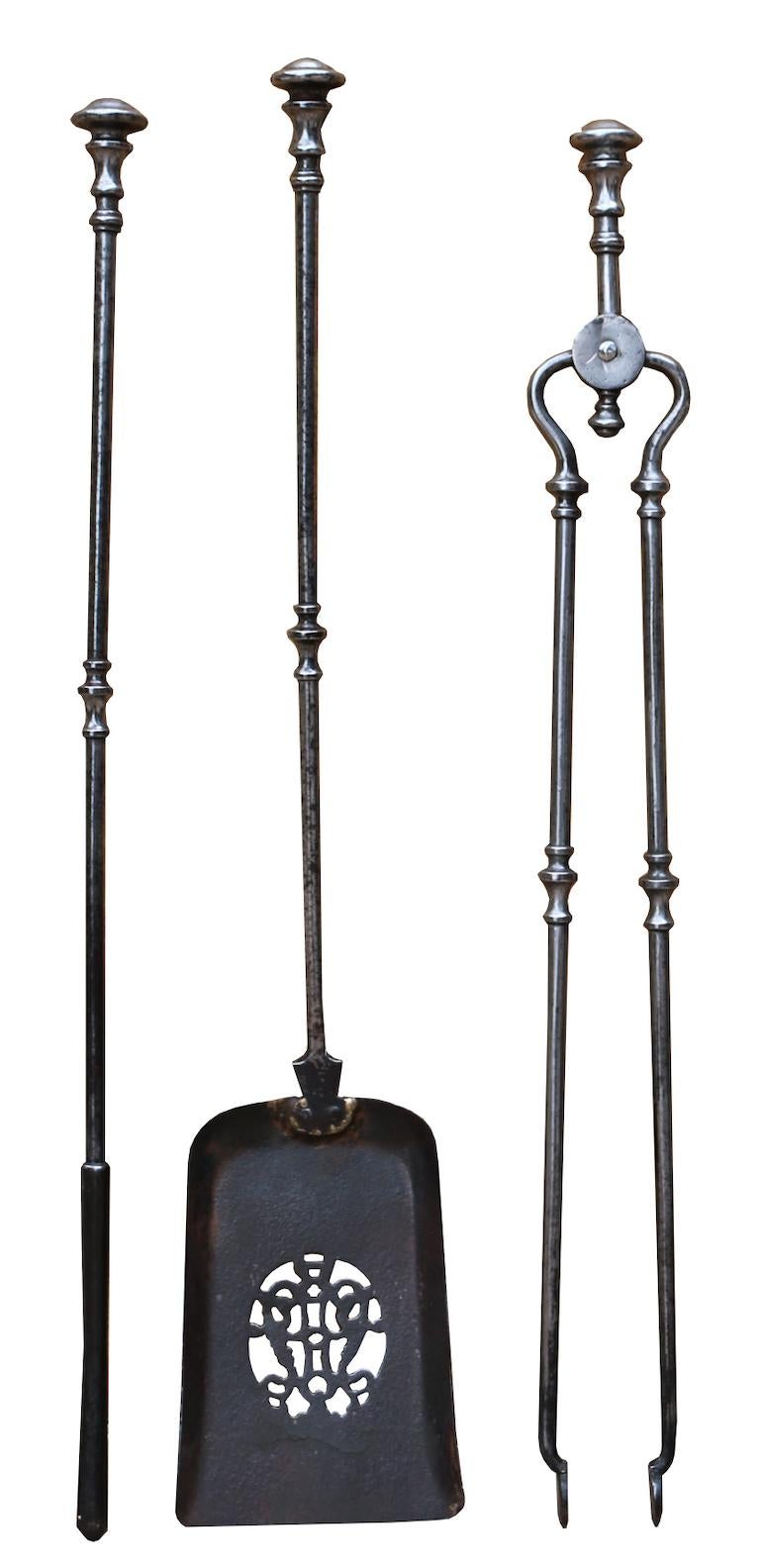 A set of English fire tools, consisting of a poker, tongs and shovel.

Measure: Height 70 cm

Width (of the shovel) 13 cm

Depth 3.5 cm

Weight 3 kg.