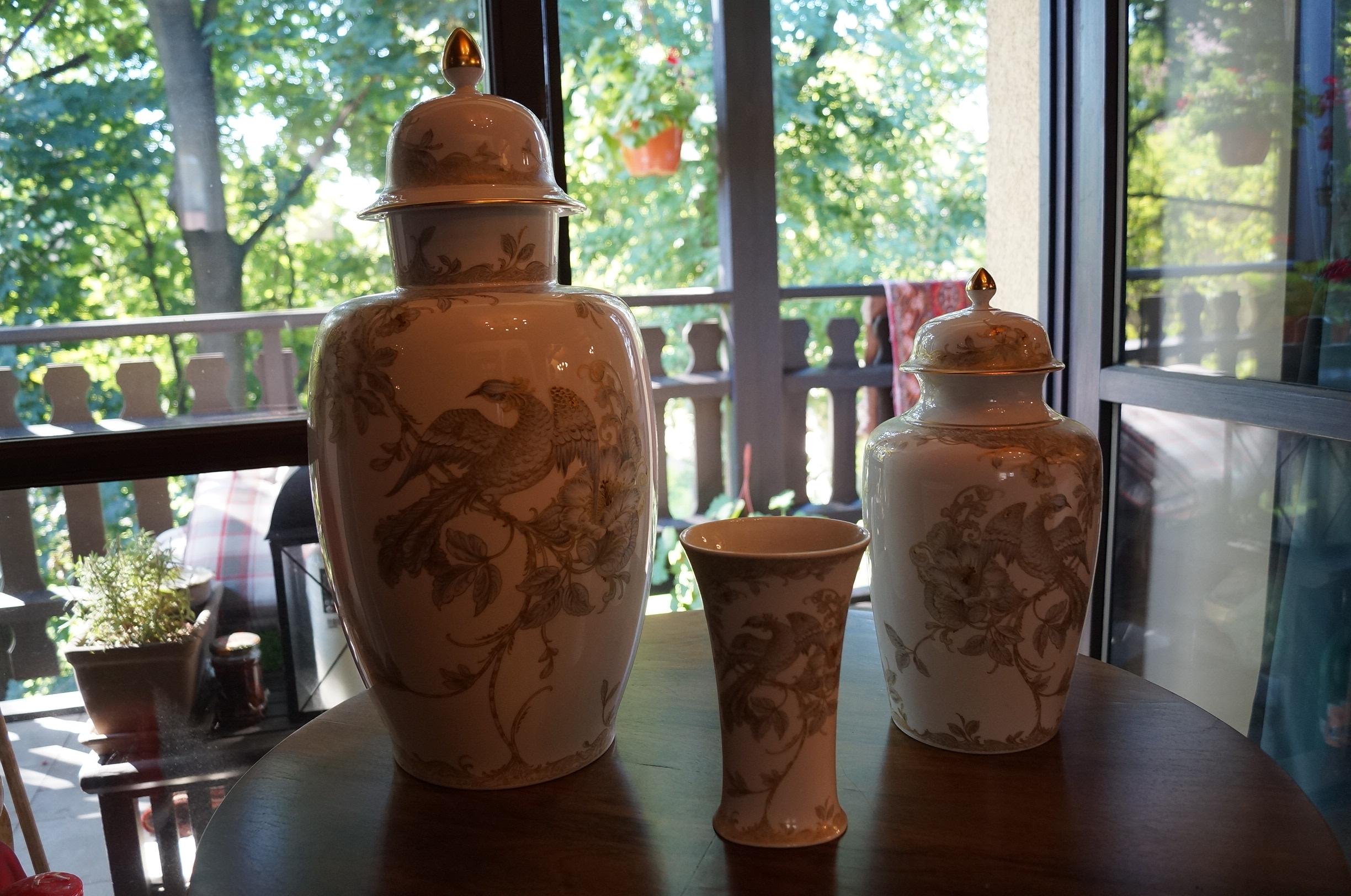 L'articolo altamente consigliato sarà il complemento perfetto per le stanze in stile non solo classico, ma anche Art Deco e moderno.


Dimensioni:
Il vaso più piccolo:
Altezza 18 cm, larghezza 11 cm, profondità 8,5 cm
 
Vaso ad anfora