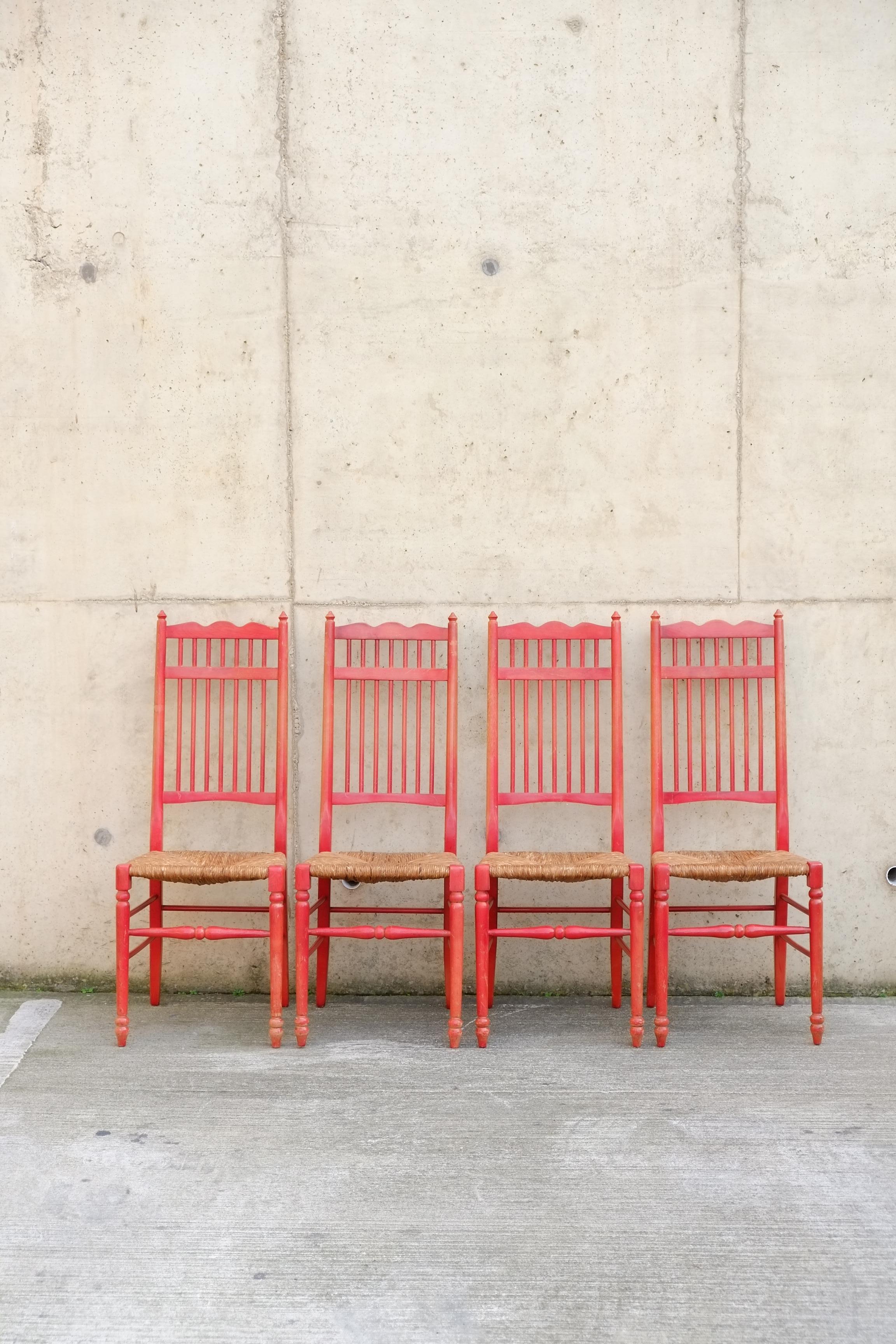 Danese Un set di rare sedie da pranzo laccate con sedile in giunco olandese rosso x 4 in vendita