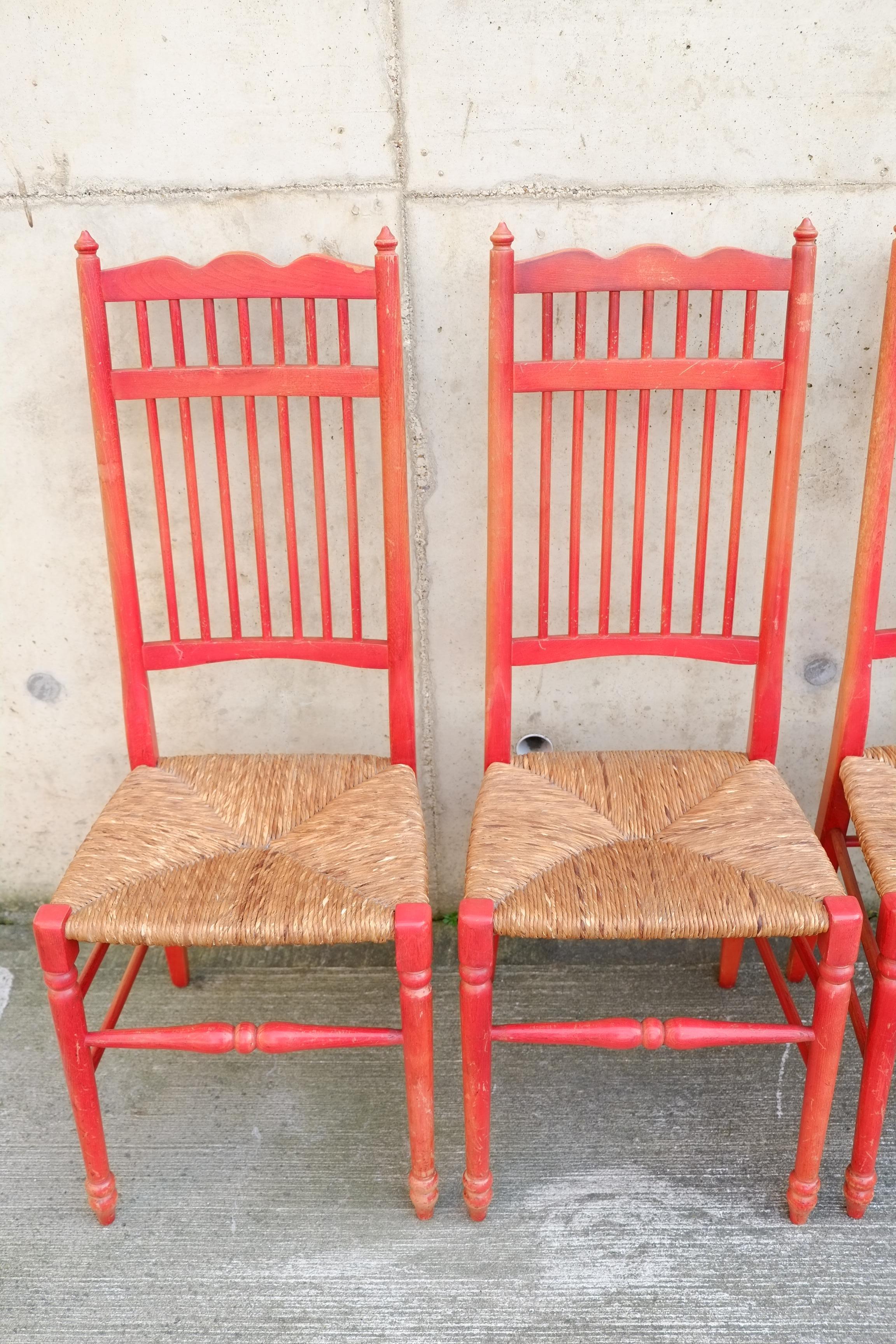 Fine XX secolo Un set di rare sedie da pranzo laccate con sedile in giunco olandese rosso x 4 in vendita