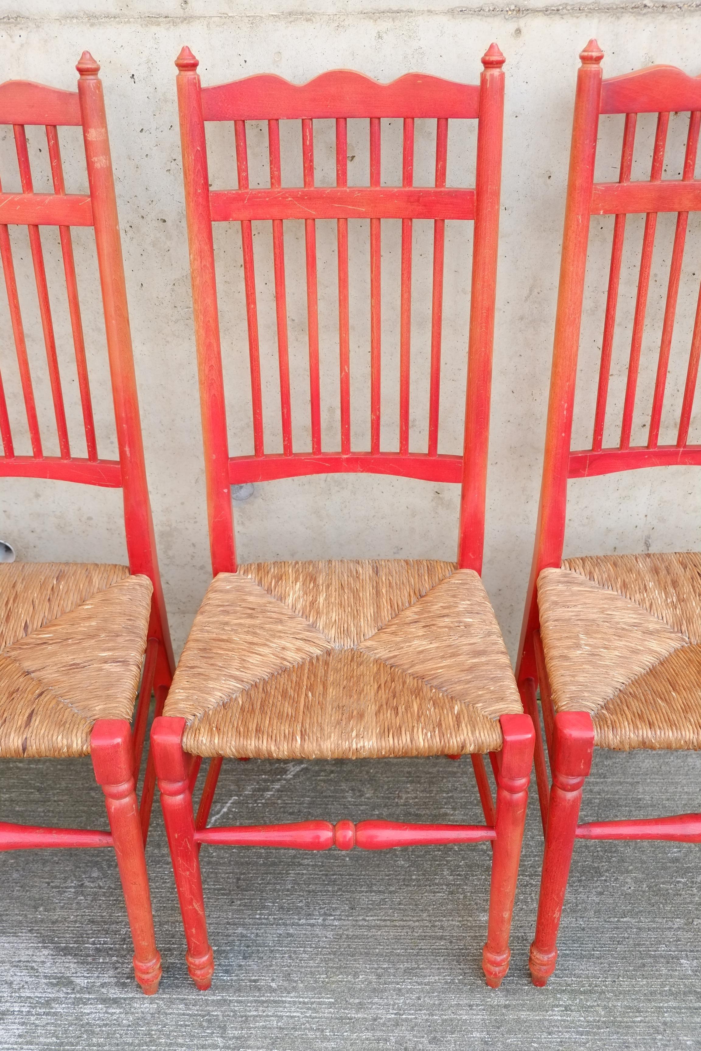 Ciliegio Un set di rare sedie da pranzo laccate con sedile in giunco olandese rosso x 4 in vendita