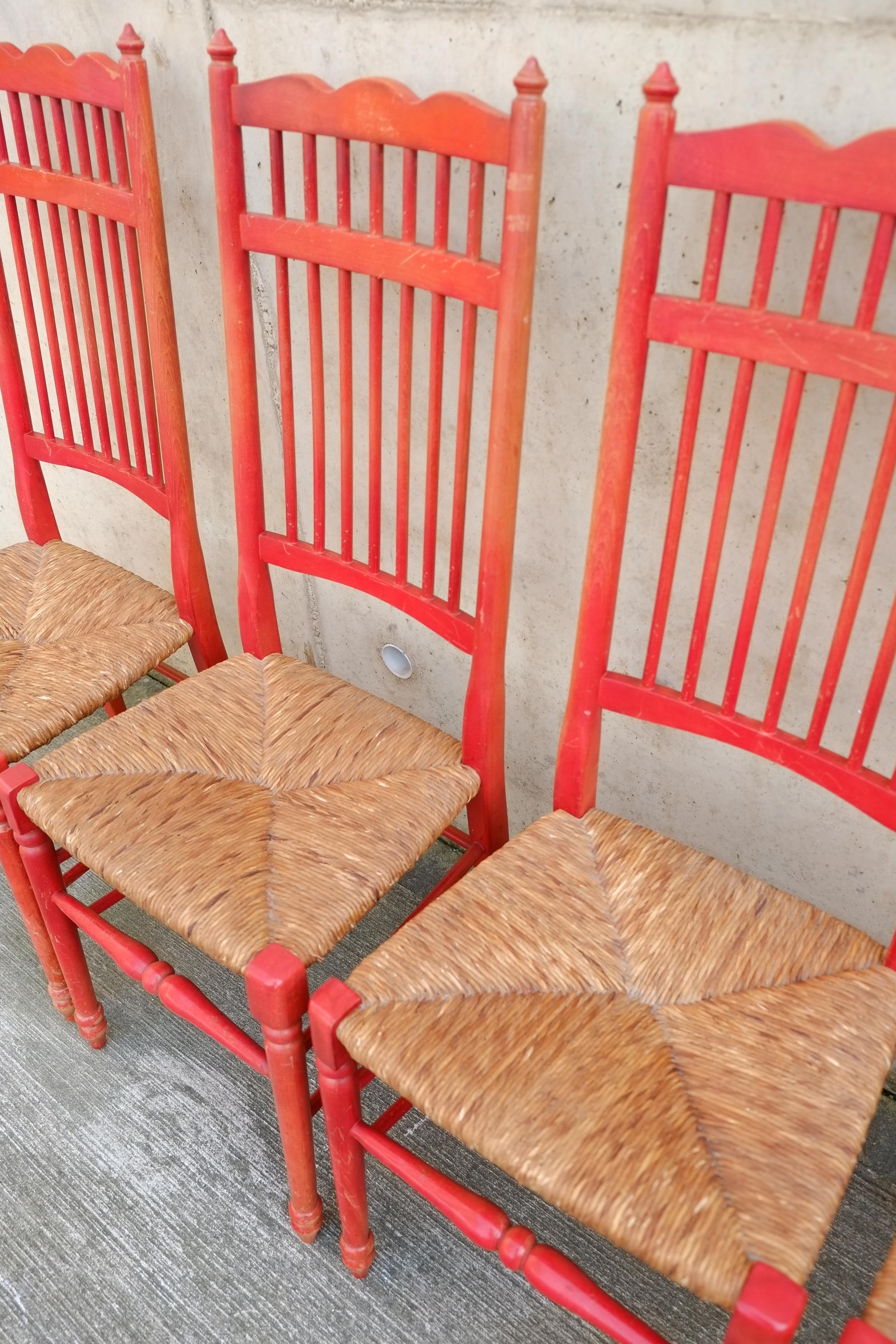 Un set di rare sedie da pranzo laccate con sedile in giunco olandese rosso x 4 in vendita 1