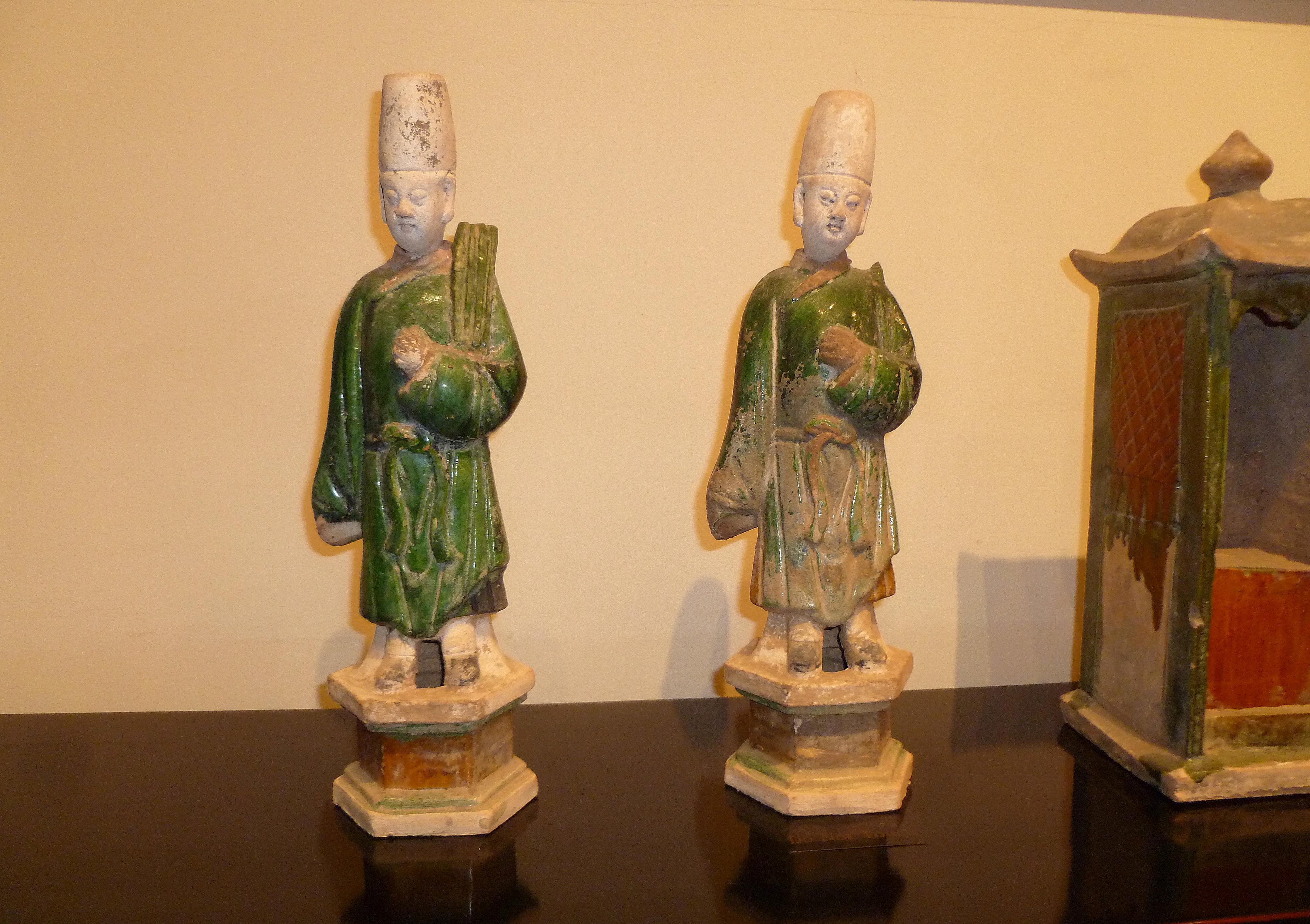Chinese Set of Refine Ming Dynasty Green Glazed Attendants and a Sedan Chair For Sale