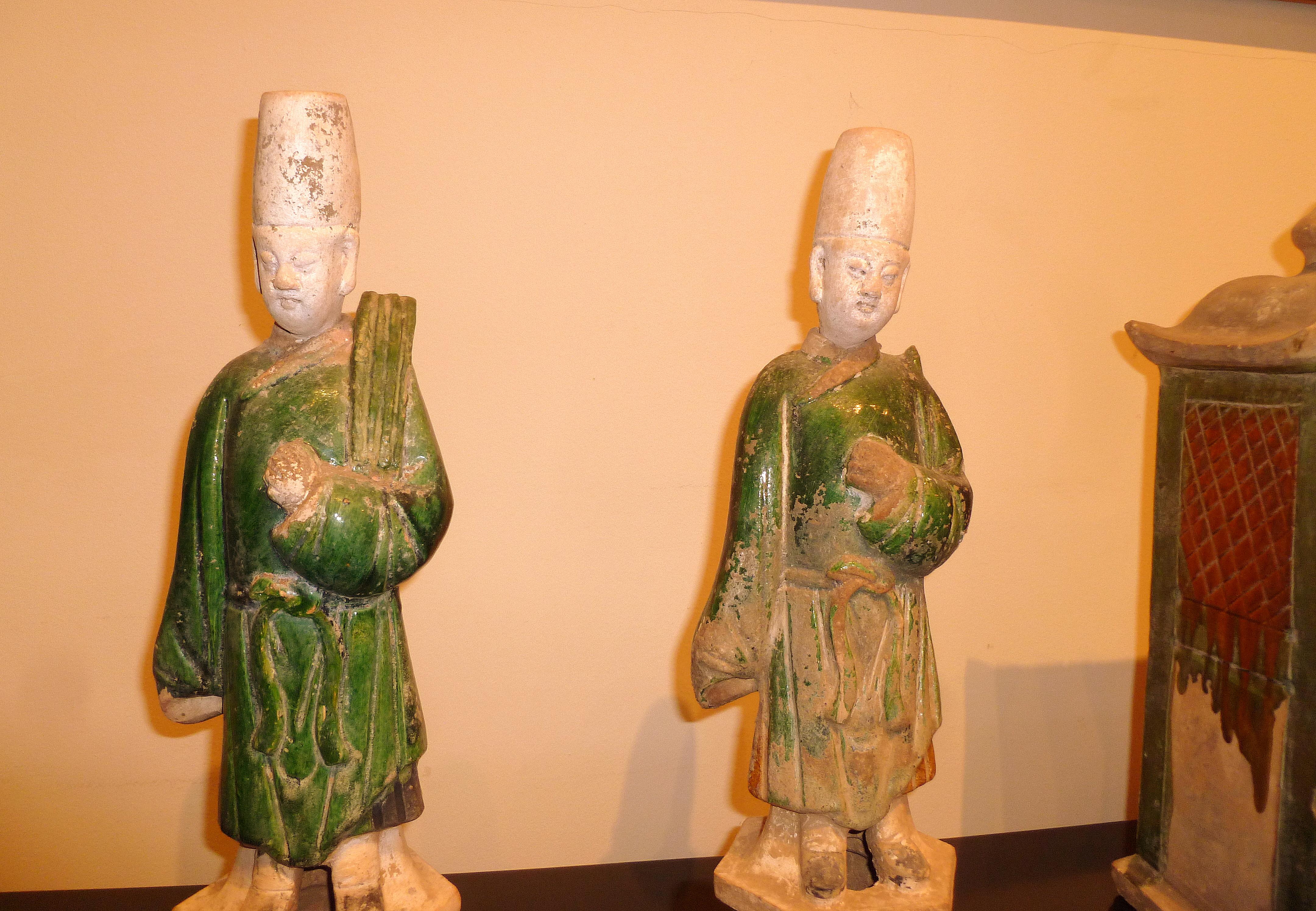 Set of Refine Ming Dynasty Green Glazed Attendants and a Sedan Chair In Good Condition For Sale In Greenwich, CT