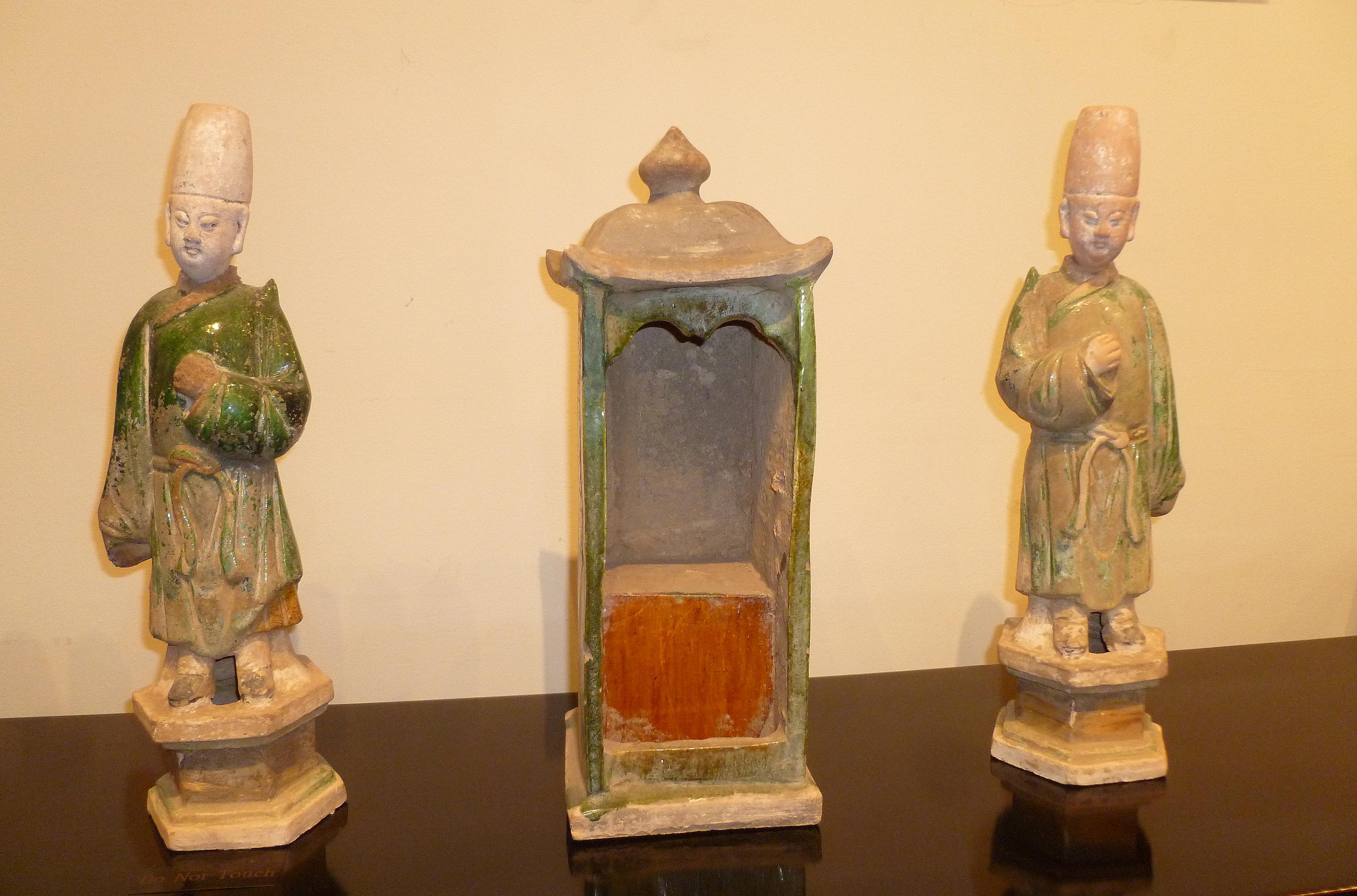 18th Century and Earlier Set of Refine Ming Dynasty Green Glazed Attendants and a Sedan Chair For Sale