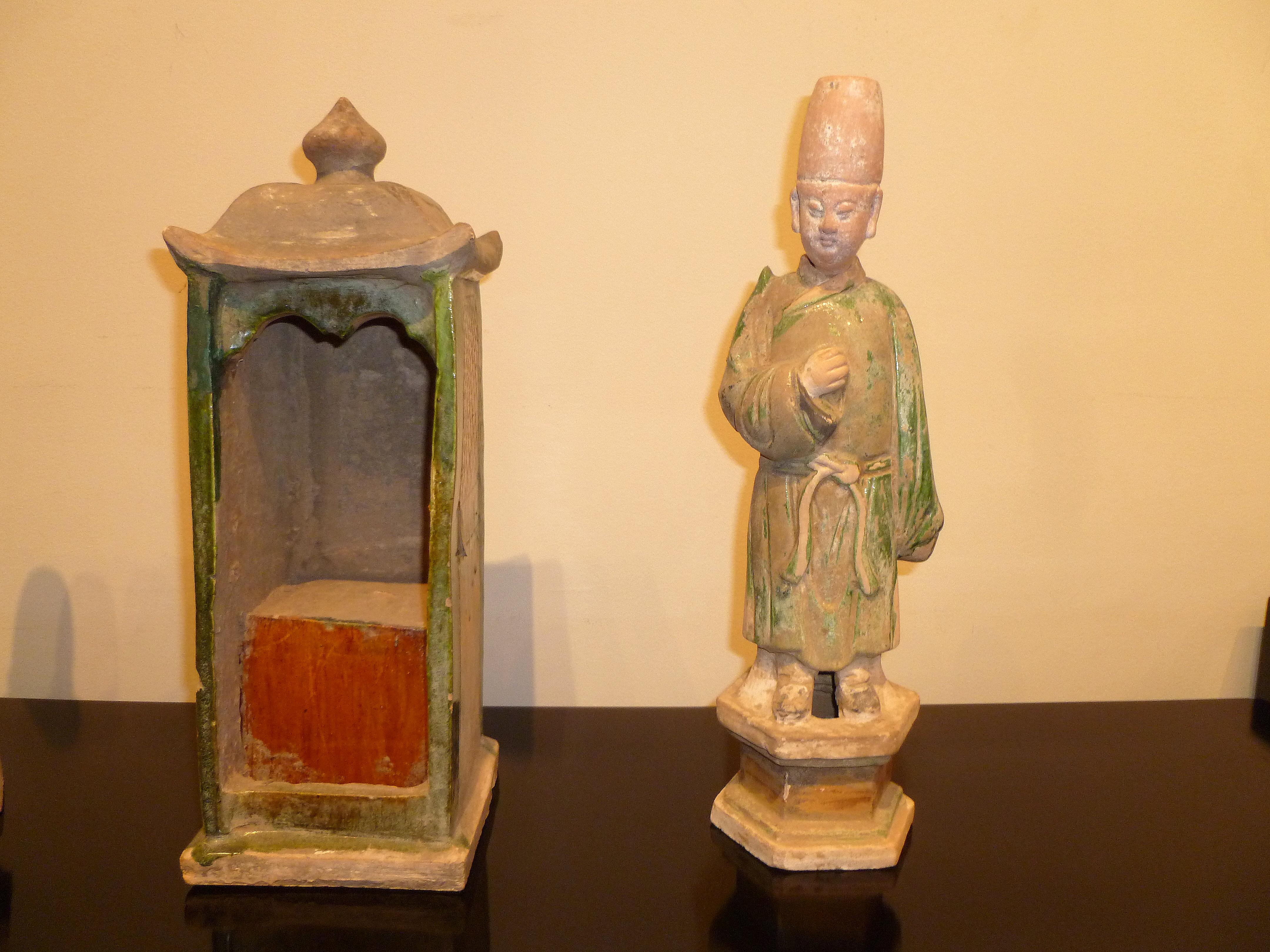 Set of Refine Ming Dynasty Green Glazed Attendants and a Sedan Chair For Sale 1