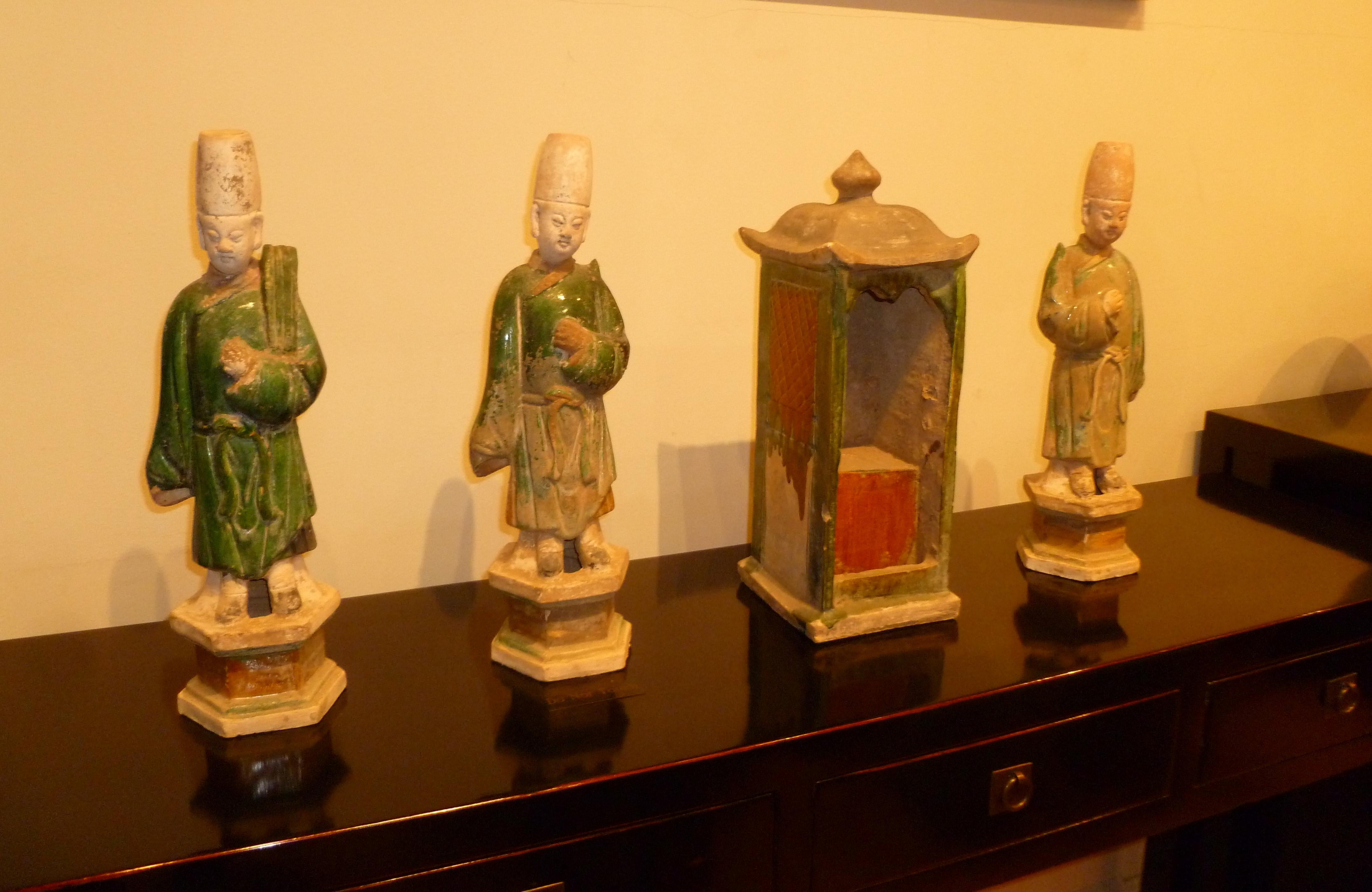 Set of Refine Ming Dynasty Green Glazed Attendants and a Sedan Chair For Sale 2