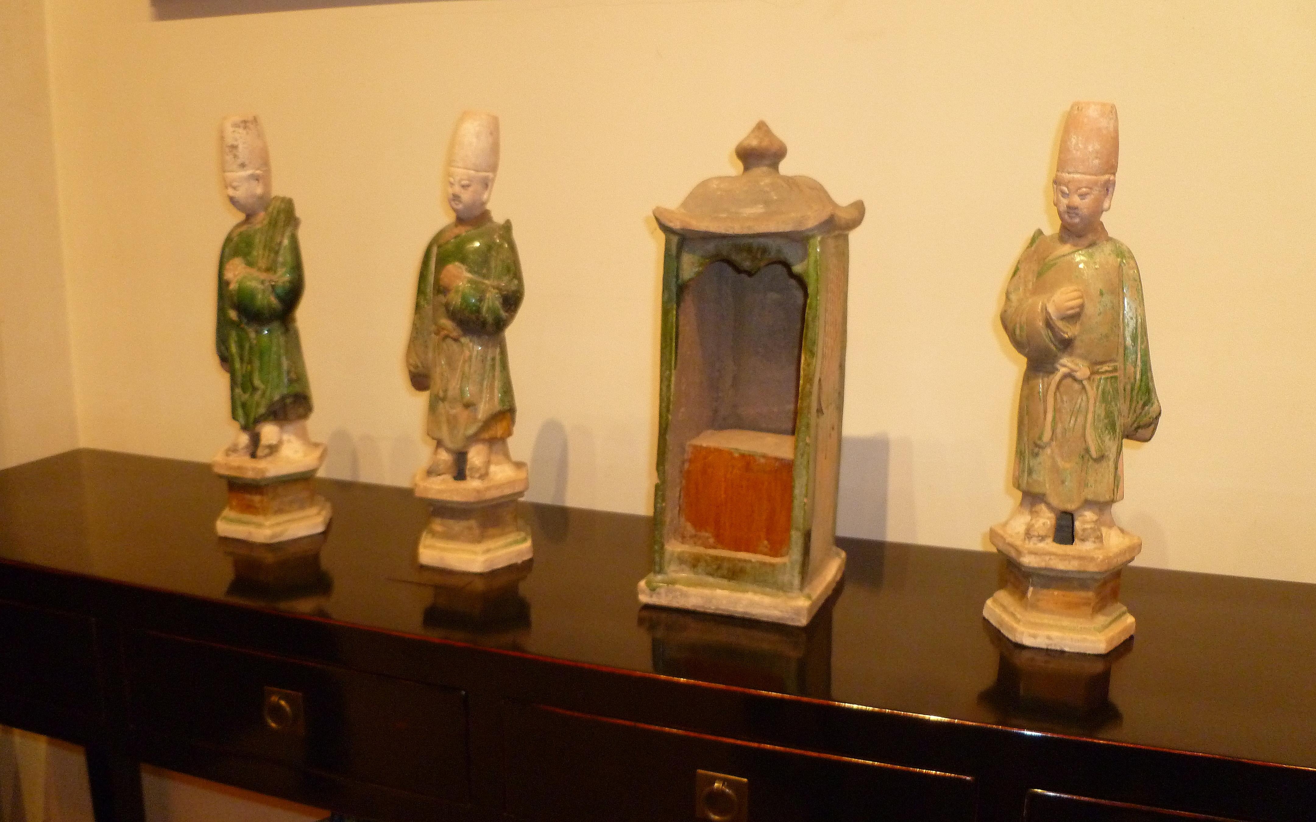 Set of Refine Ming Dynasty Green Glazed Attendants and a Sedan Chair For Sale 3