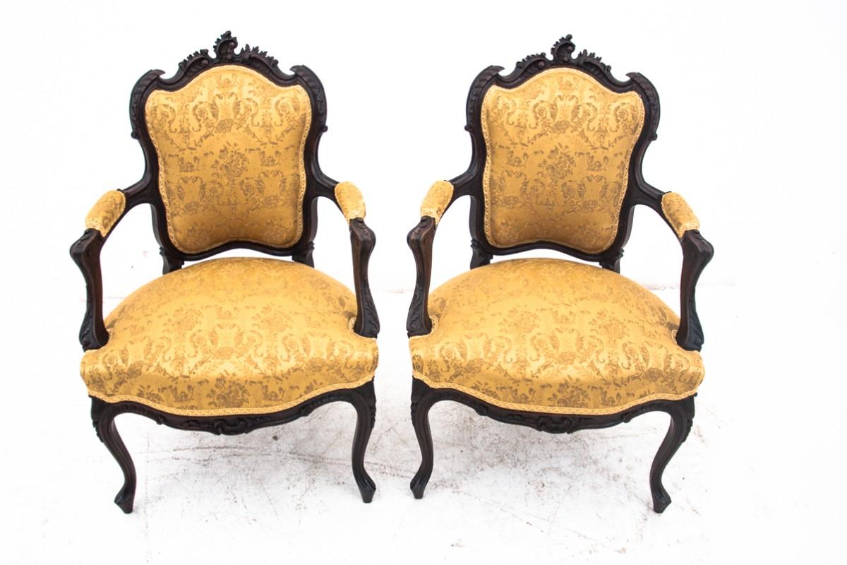 A set of rococo armchairs, France, around 1870.

Very good condition, after professional renovation and replacement of upholstery.

Wood: dark walnut

dimensions: height 96 cm seat height 43 cm width 65 cm depth 65 cm.