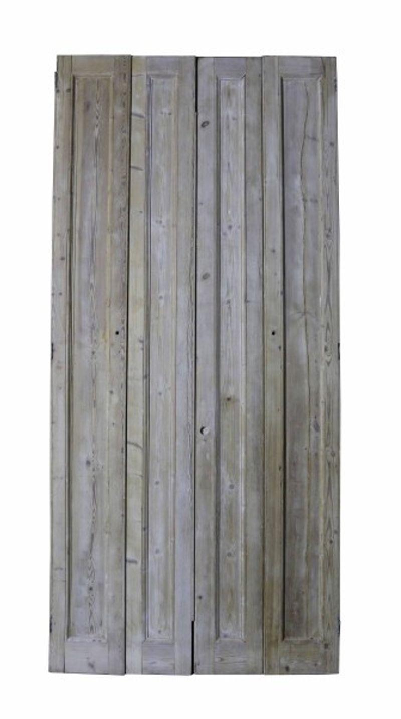 Un ensemble de volets de fenêtre en pin recyclé.
 
Dimensions supplémentaires :
 
Largeur 119,5 - 126 cm (côtés coupés en biais)