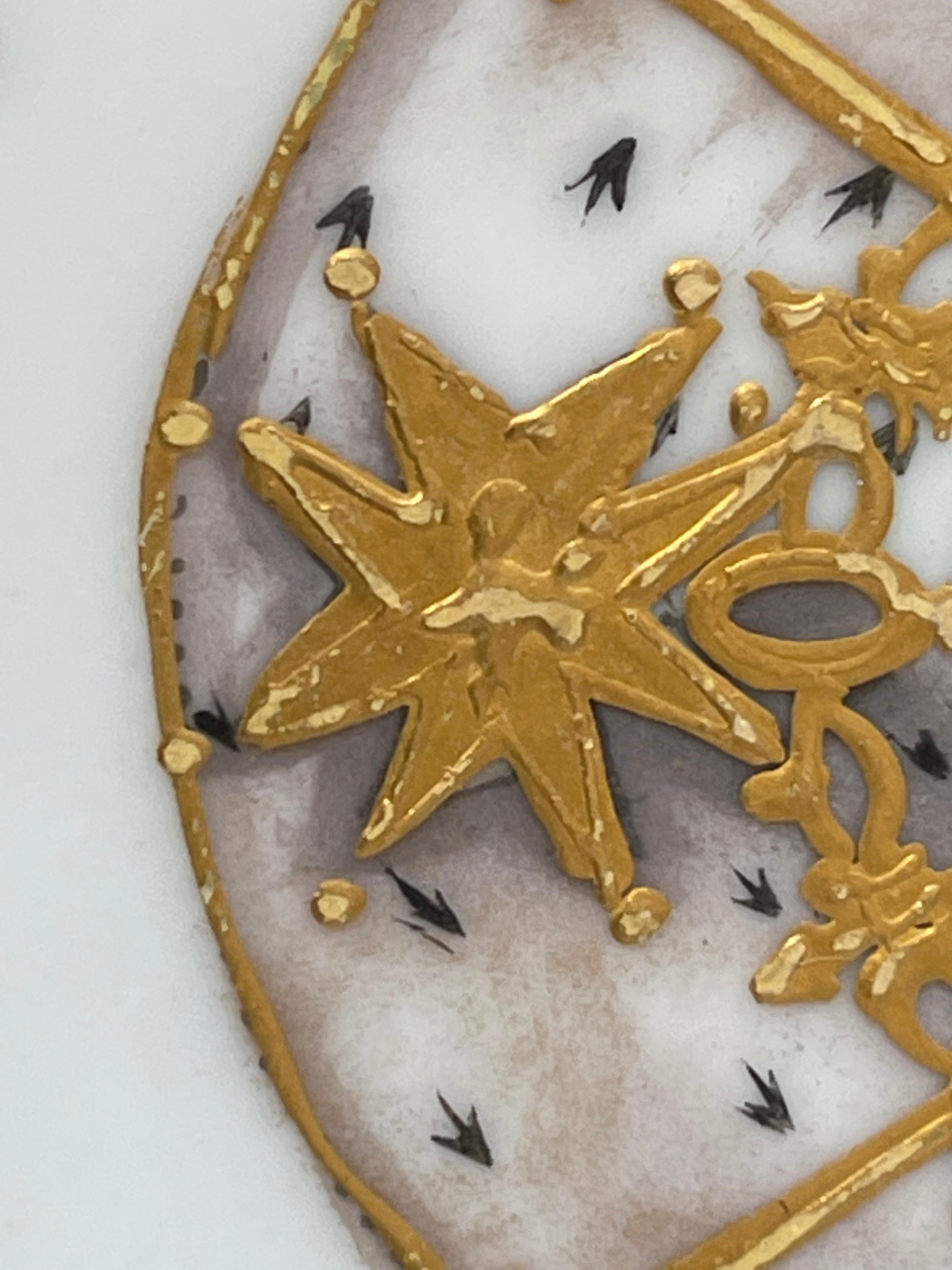 Ensemble de 12 assiettes de cabinet en porcelaine de Samson, décorées à la main en or 24 carats avec l'écusson du Château des Tuileries.
L'ensemble est un héritage familial provenant de la succession du PDG de Woolworth, Byron Miller, grâce à la