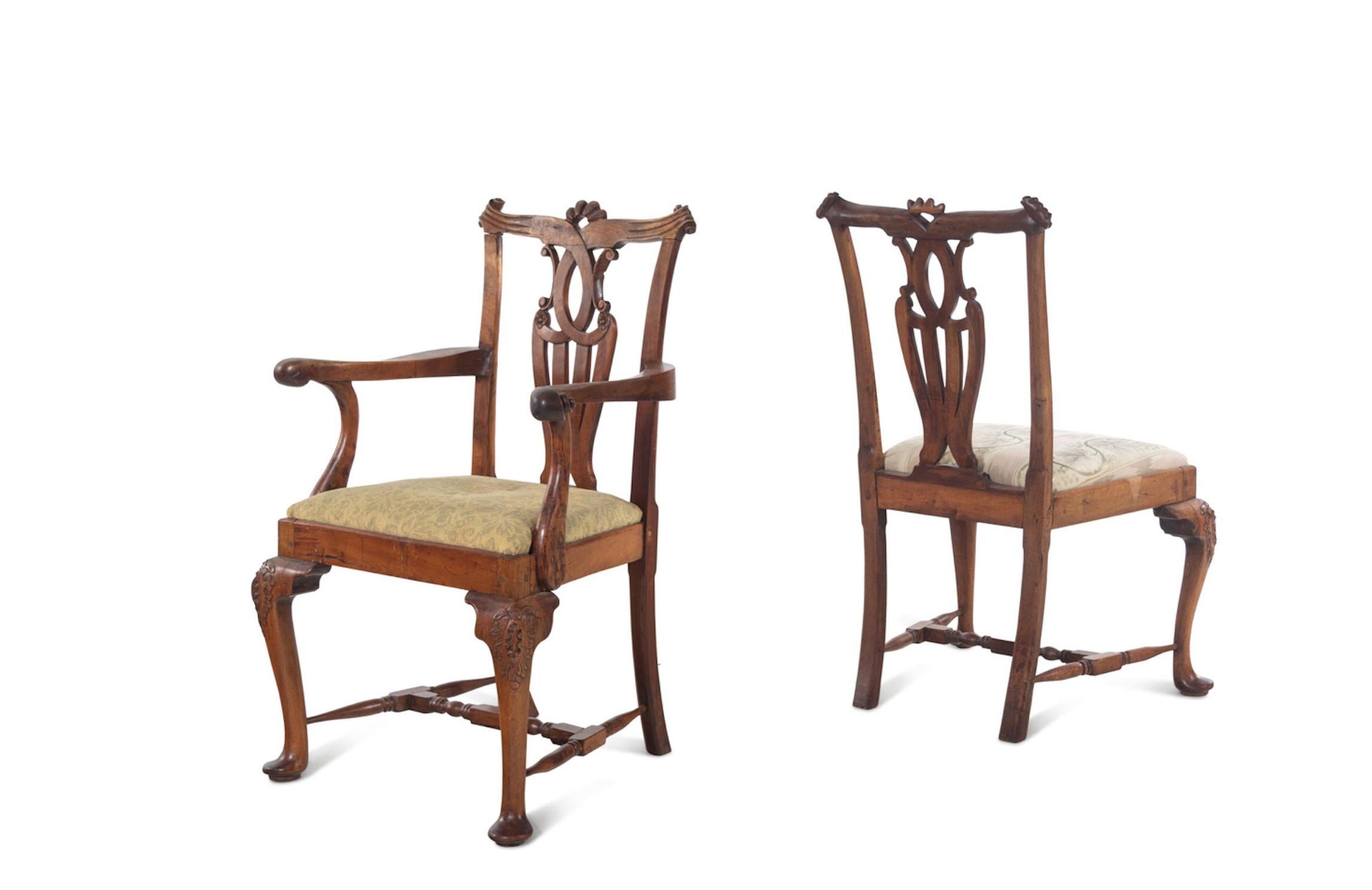 Ensemble de sept chaises de salle à manger en noyer George III, détails exagérés 
À la sculpture.  Prix par chaise.
18ème siècle
Hauteur 38 x largeur 24 x profondeur 21 pouces.