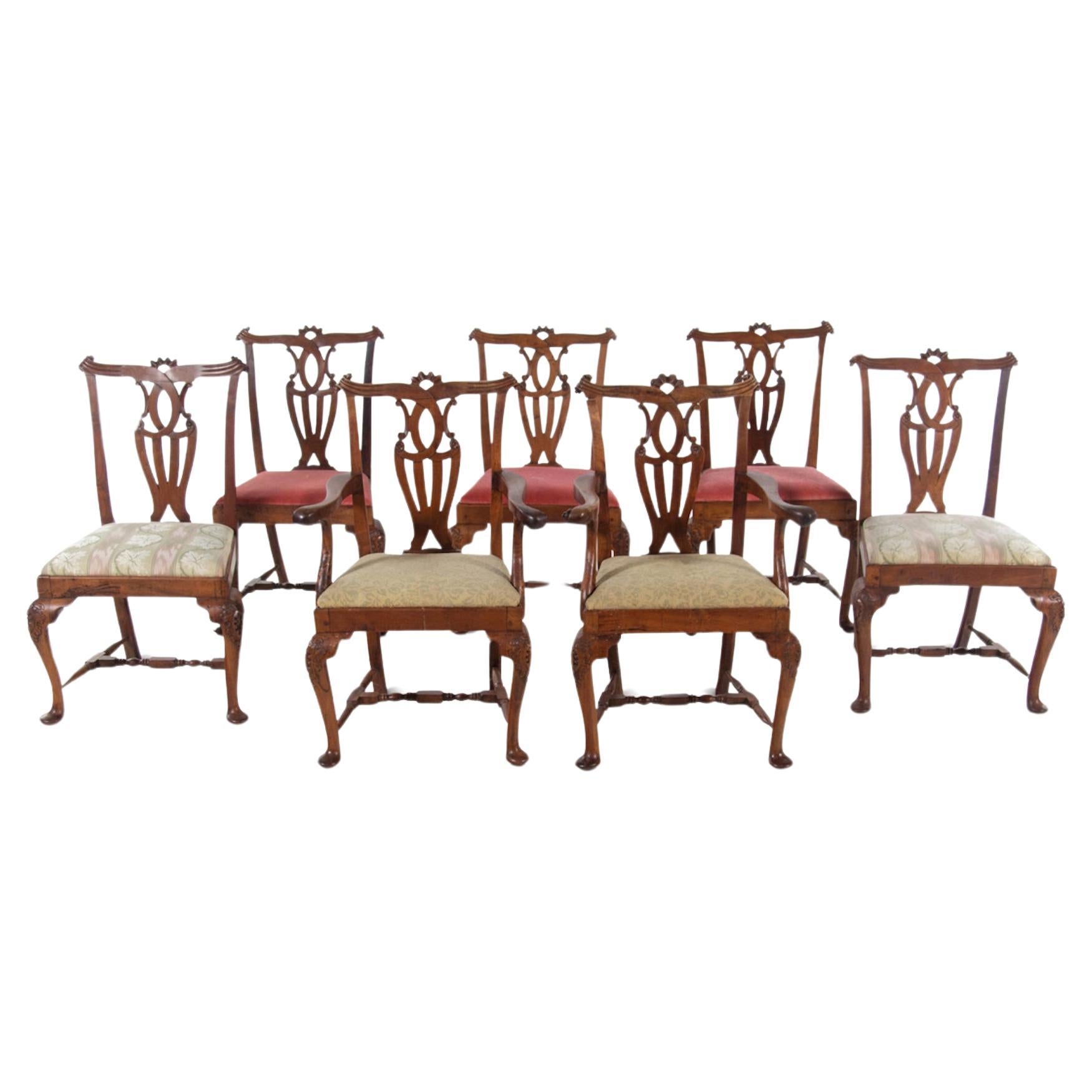 Satz von sieben Esszimmerstühlen aus irischem Nussbaumholz im George-III-Stil aus dem 18. Jahrhundert, großformatig.