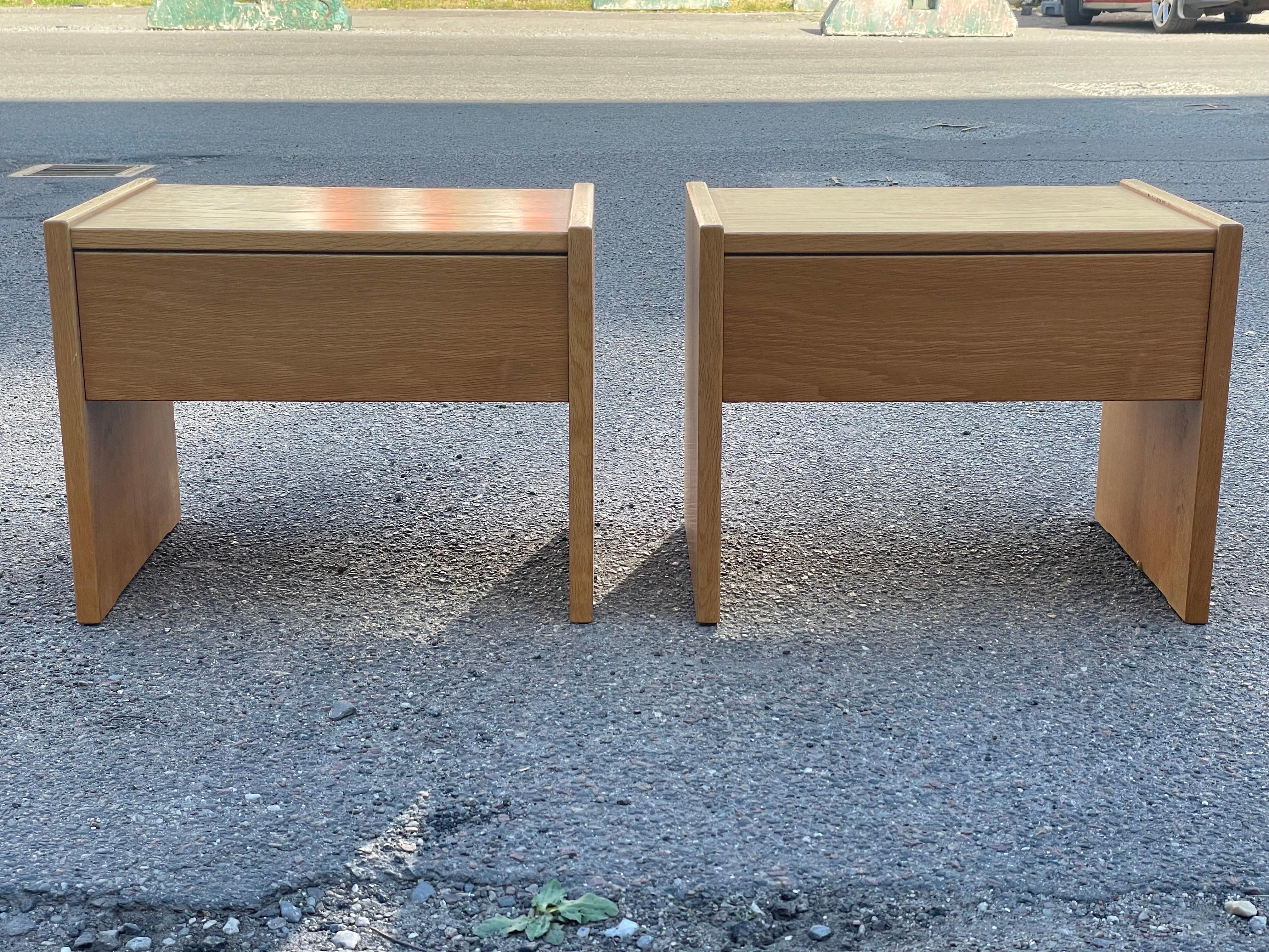 Set of Simple Danish Oak Nightstands from the 1980s For Sale 1