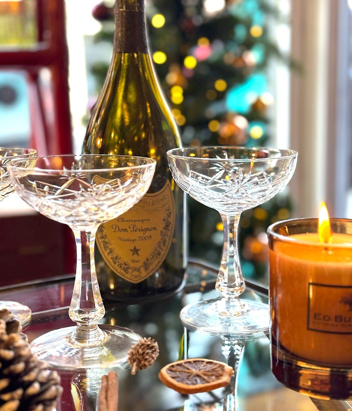 Un ensemble de six coupes à champagne en cristal 