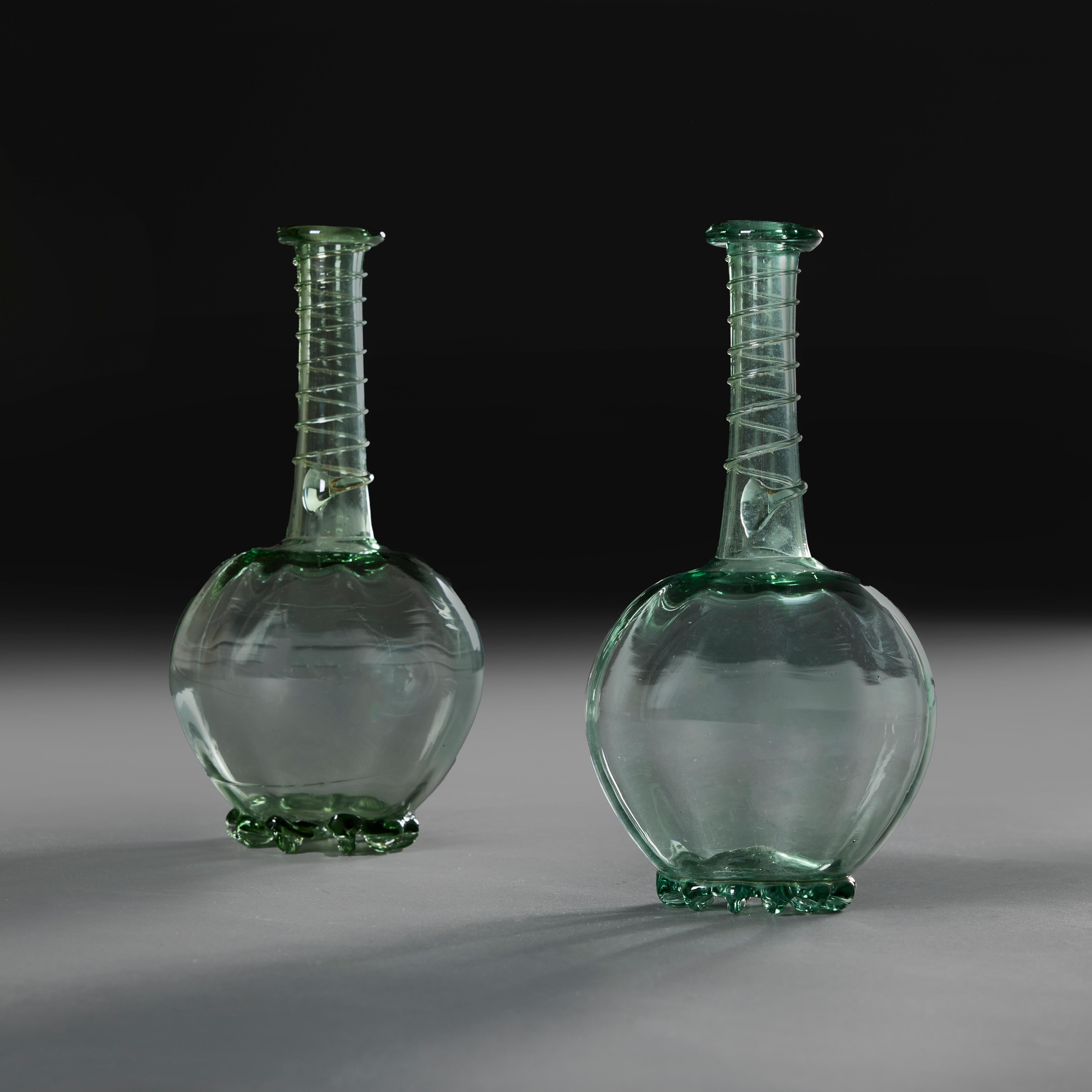 Néerlandais Ensemble de six tambours et bouteilles en verre vert néerlandais du 19ème siècle en vente