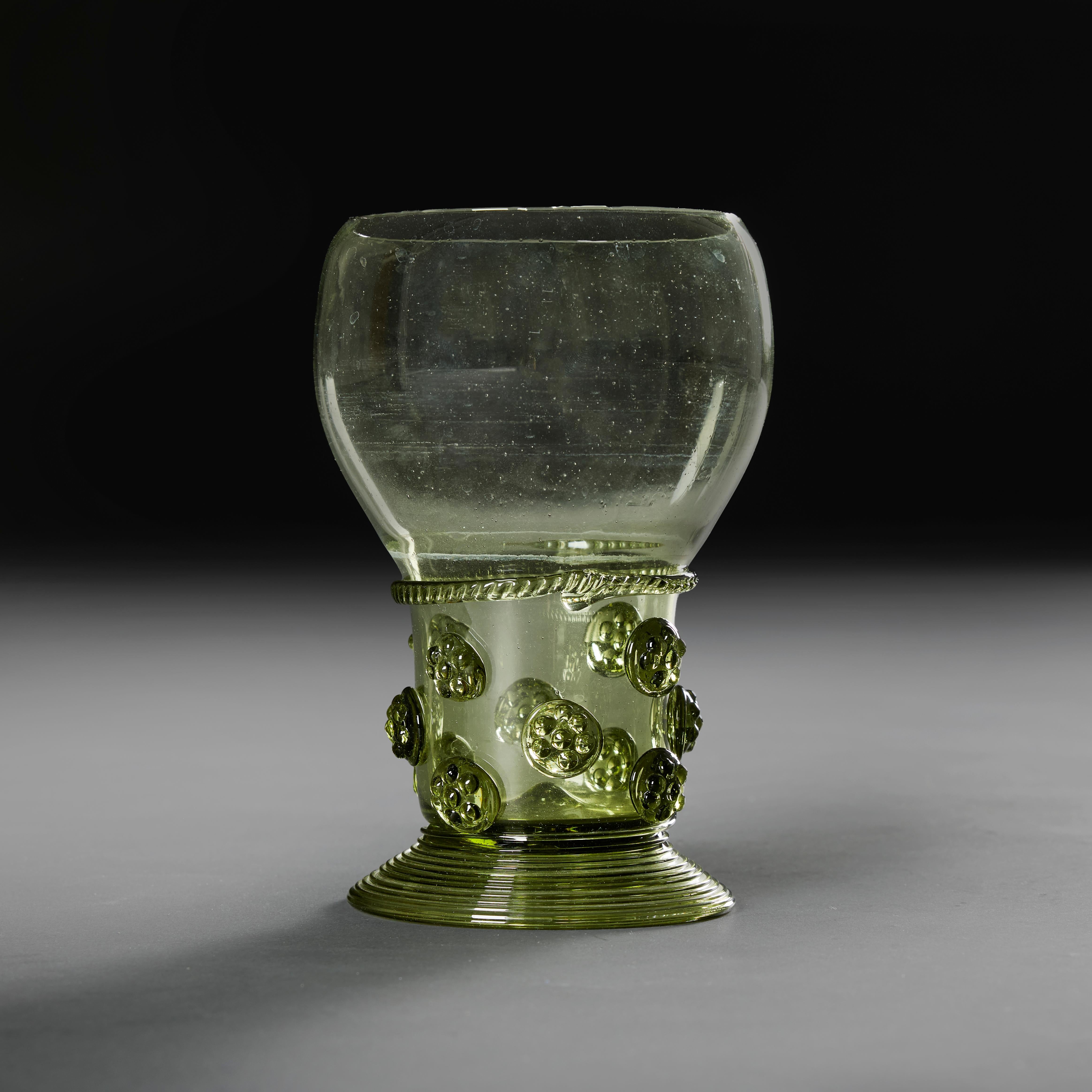 Ensemble de six tambours et bouteilles en verre vert néerlandais du 19ème siècle Bon état - En vente à London, GB