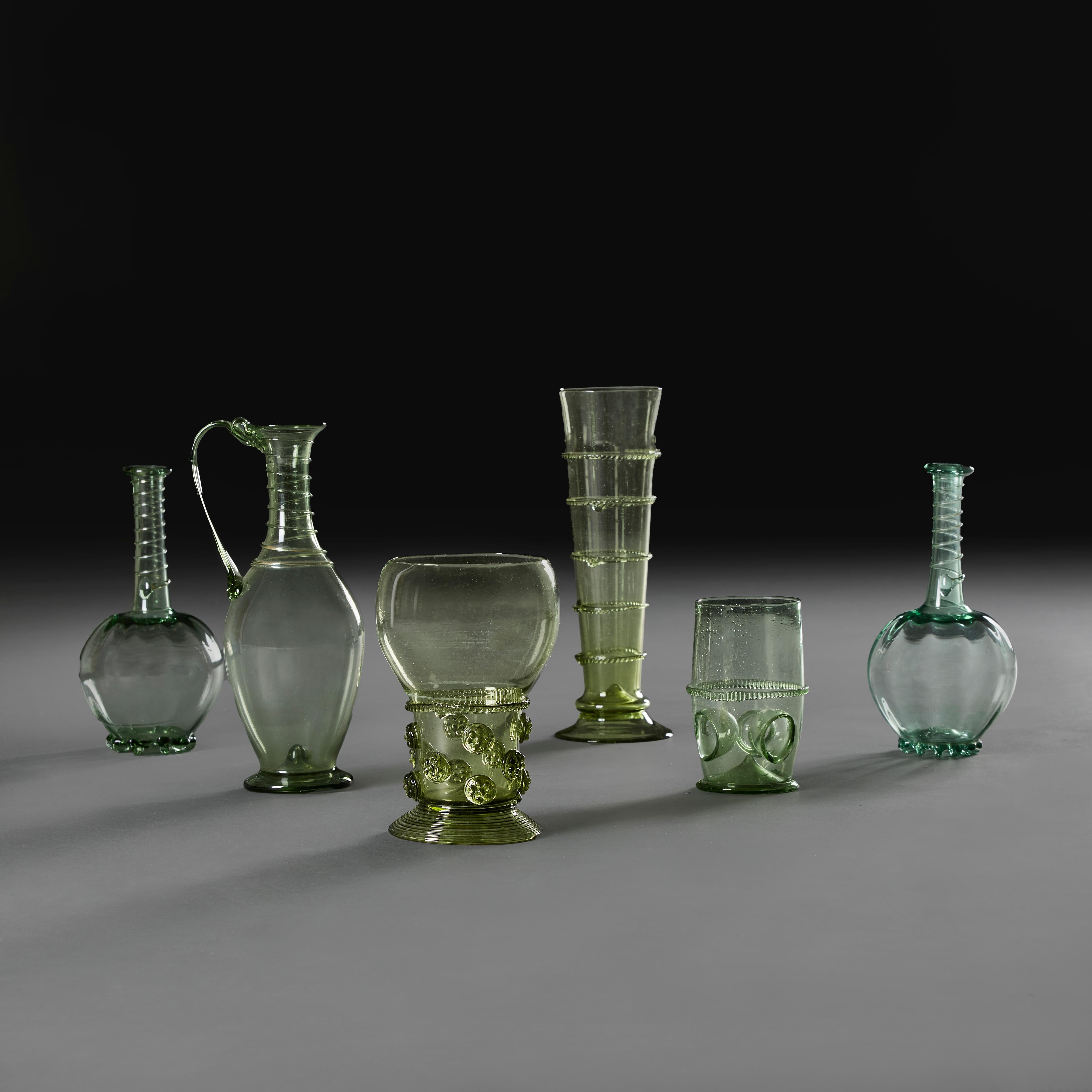 XIXe siècle Ensemble de six tambours et bouteilles en verre vert néerlandais du 19ème siècle en vente