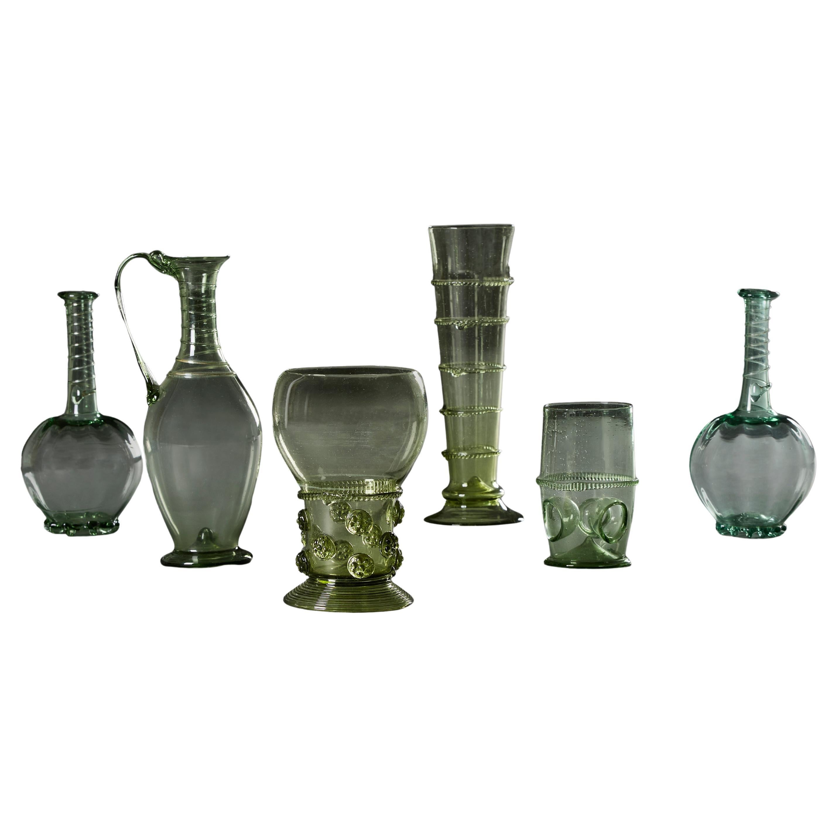 Conjunto de seis botellas y rummers holandeses de vidrio verde del siglo XIX