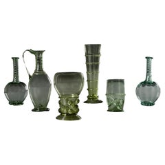 Conjunto de seis botellas y rummers holandeses de vidrio verde del siglo XIX