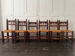Ensemble de six chaises pyrénéennes antiques sculptées d'art populaire avec sièges tissés