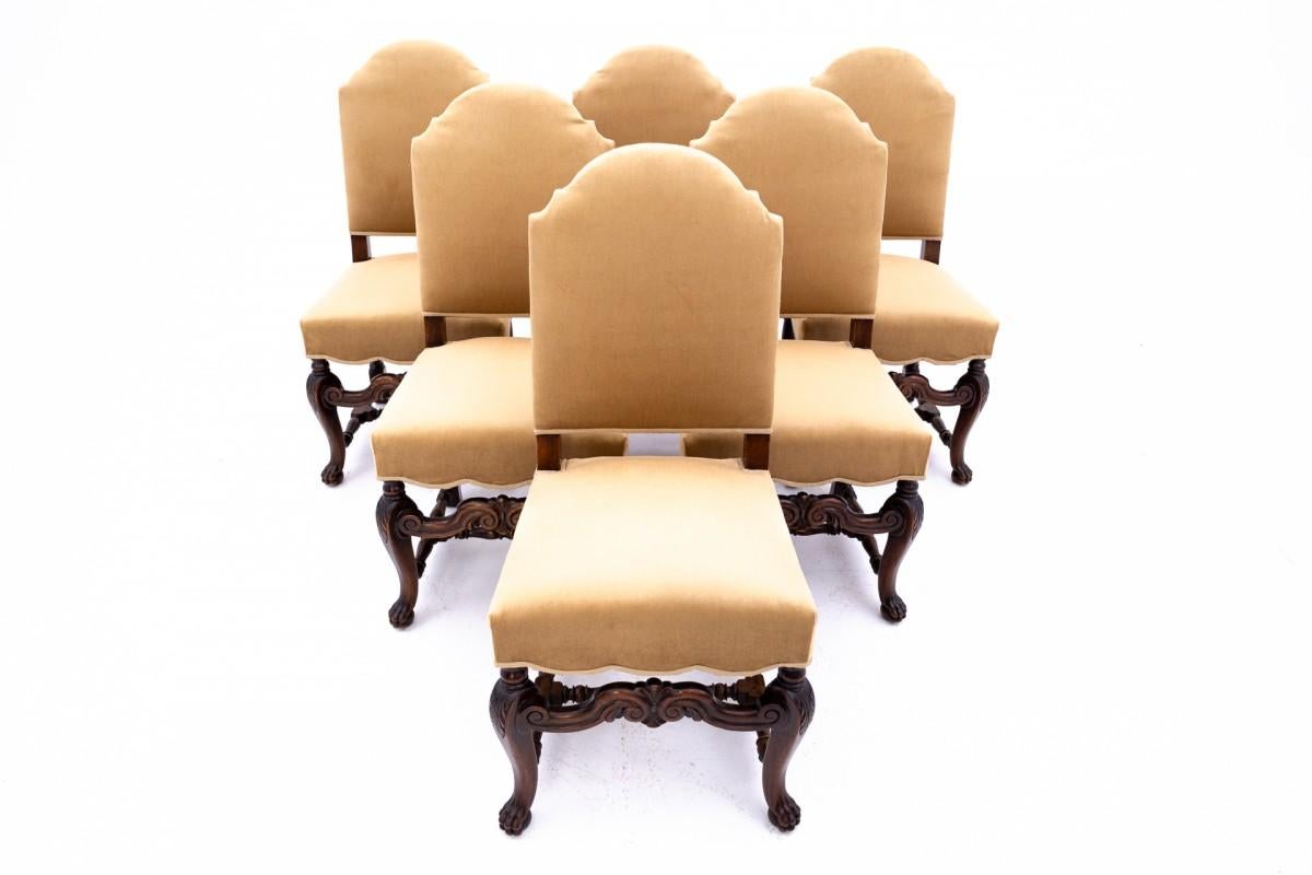 Antike Stühle aus der Wende vom 19. zum 20. Jahrhundert.

Möbel in sehr gutem Zustand, professionell renoviert. Die Sitze und Rückenlehnen wurden mit neuem Stoff bezogen.

Abmessungen: Höhe 105 cm / Sitzhöhe. 48 cm / Breite 50 cm / Tiefe 54 cm