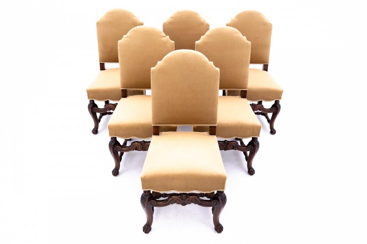 Louis XVI Un ensemble de six chaises anciennes datant d'environ 1900, Europe occidentale. Après la rénovation en vente
