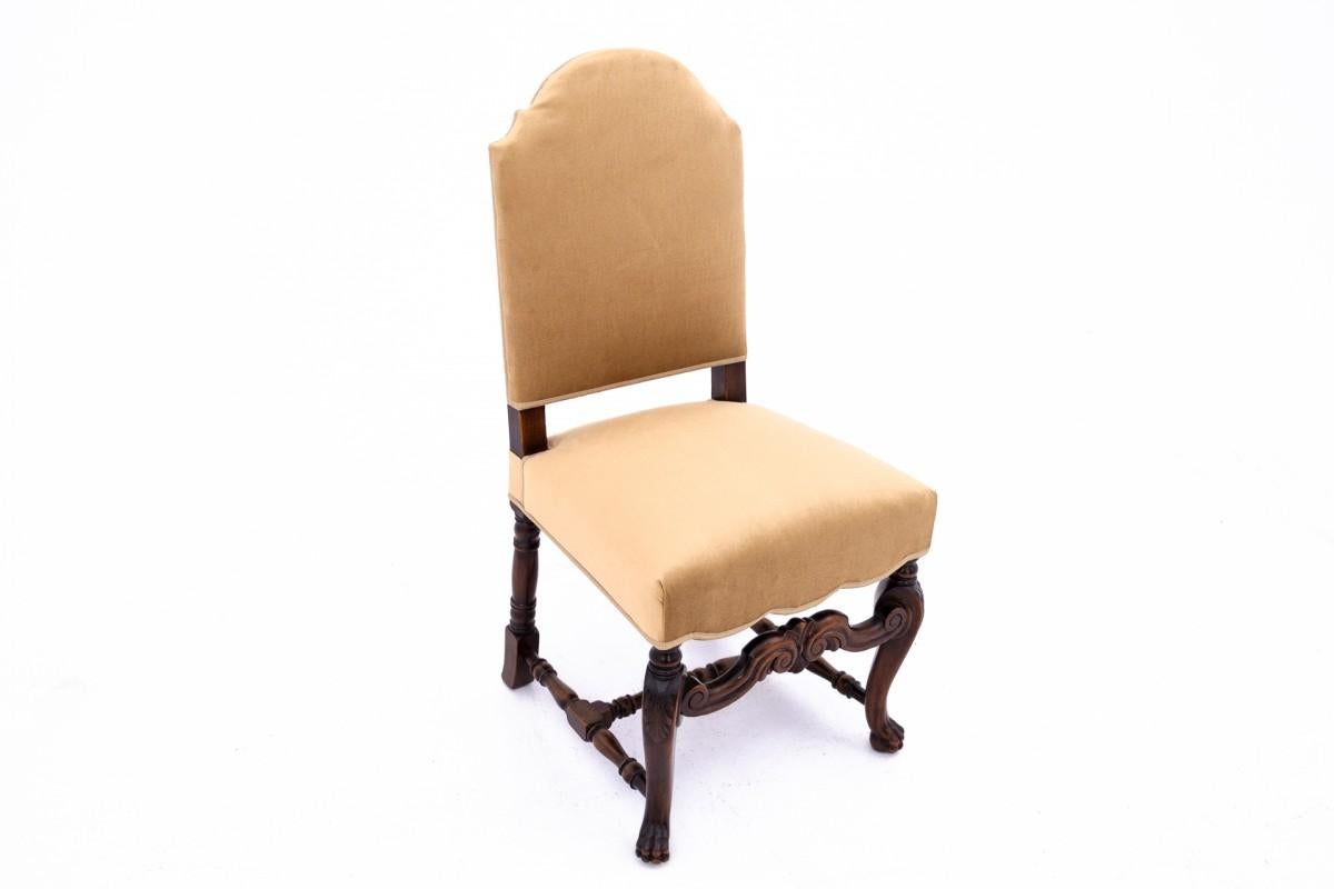 Noyer Un ensemble de six chaises anciennes datant d'environ 1900, Europe occidentale. Après la rénovation en vente