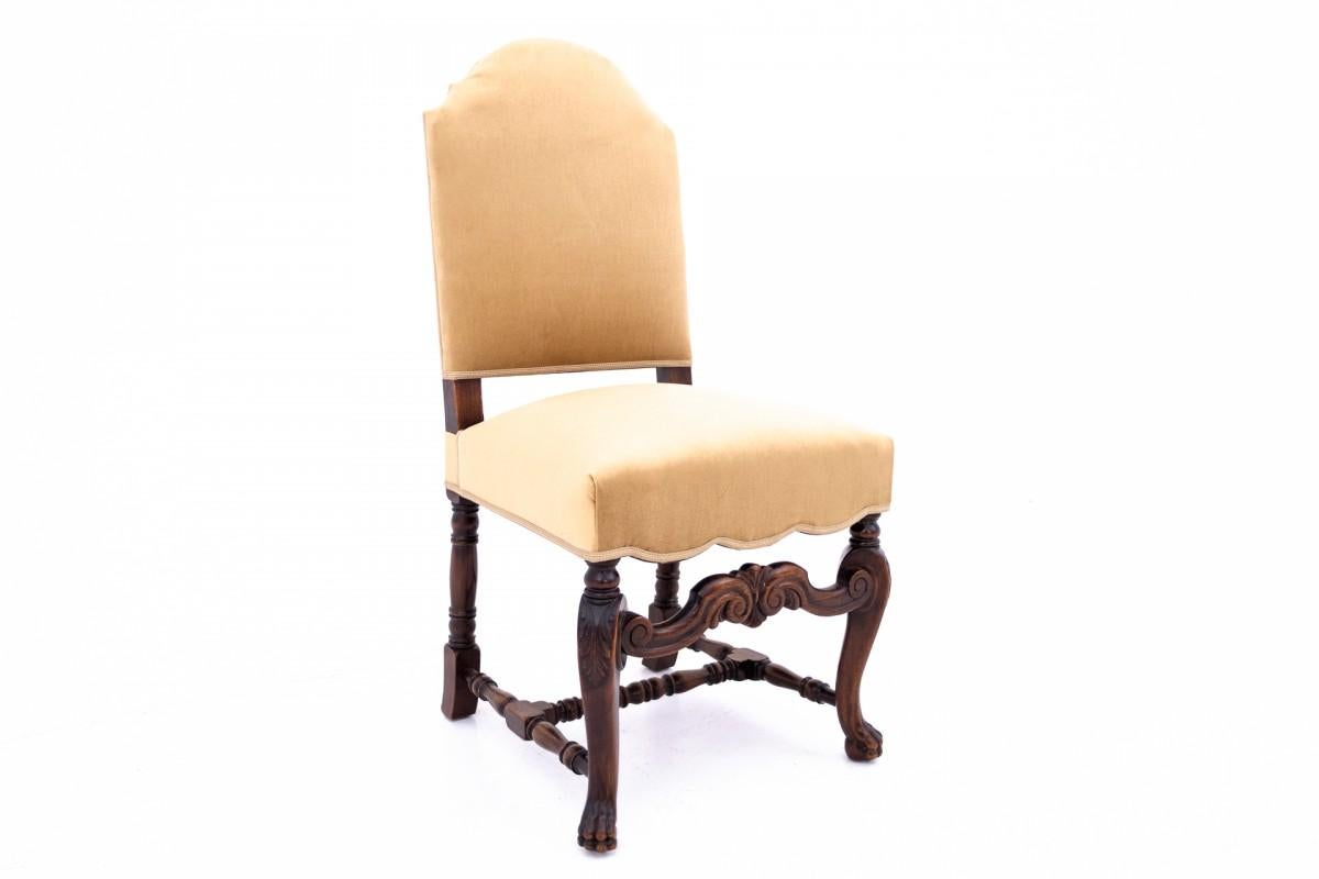 Un ensemble de six chaises anciennes datant d'environ 1900, Europe occidentale. Après la rénovation en vente 1