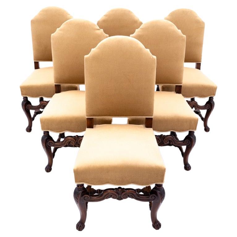 Un ensemble de six chaises anciennes datant d'environ 1900, Europe occidentale. Après la rénovation