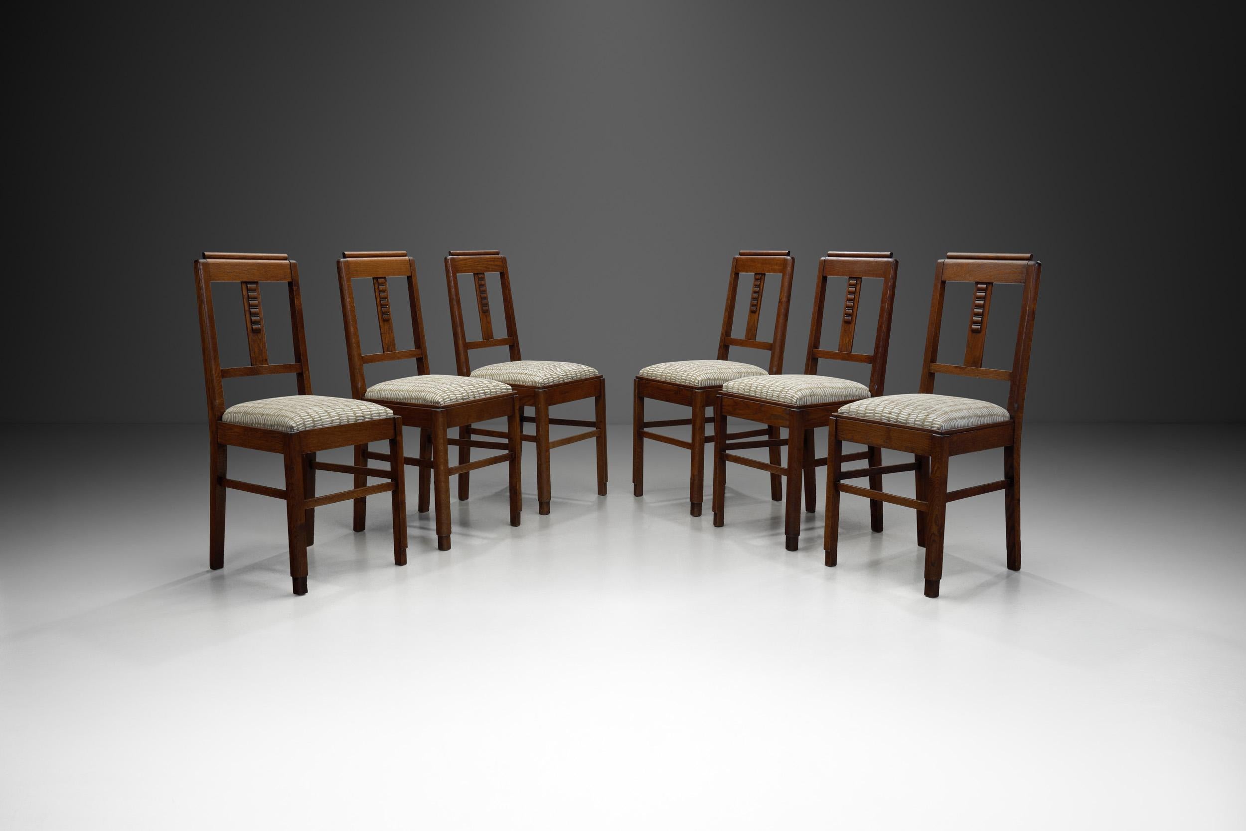 Questo set è stato realizzato all'inizio del XX secolo, un'epoca in cui i movimenti Art Deco e Modernista stavano ridisegnando il mondo del design. Queste sedie da pranzo riflettono un periodo che affonda le sue radici nella bellezza della