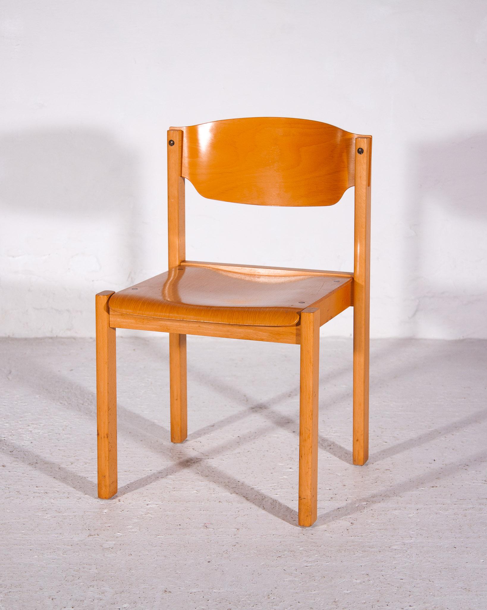 Mid-Century Modern Ensemble de six chaises empilables en contreplaqué de hêtre du milieu du siècle, 1970 en vente