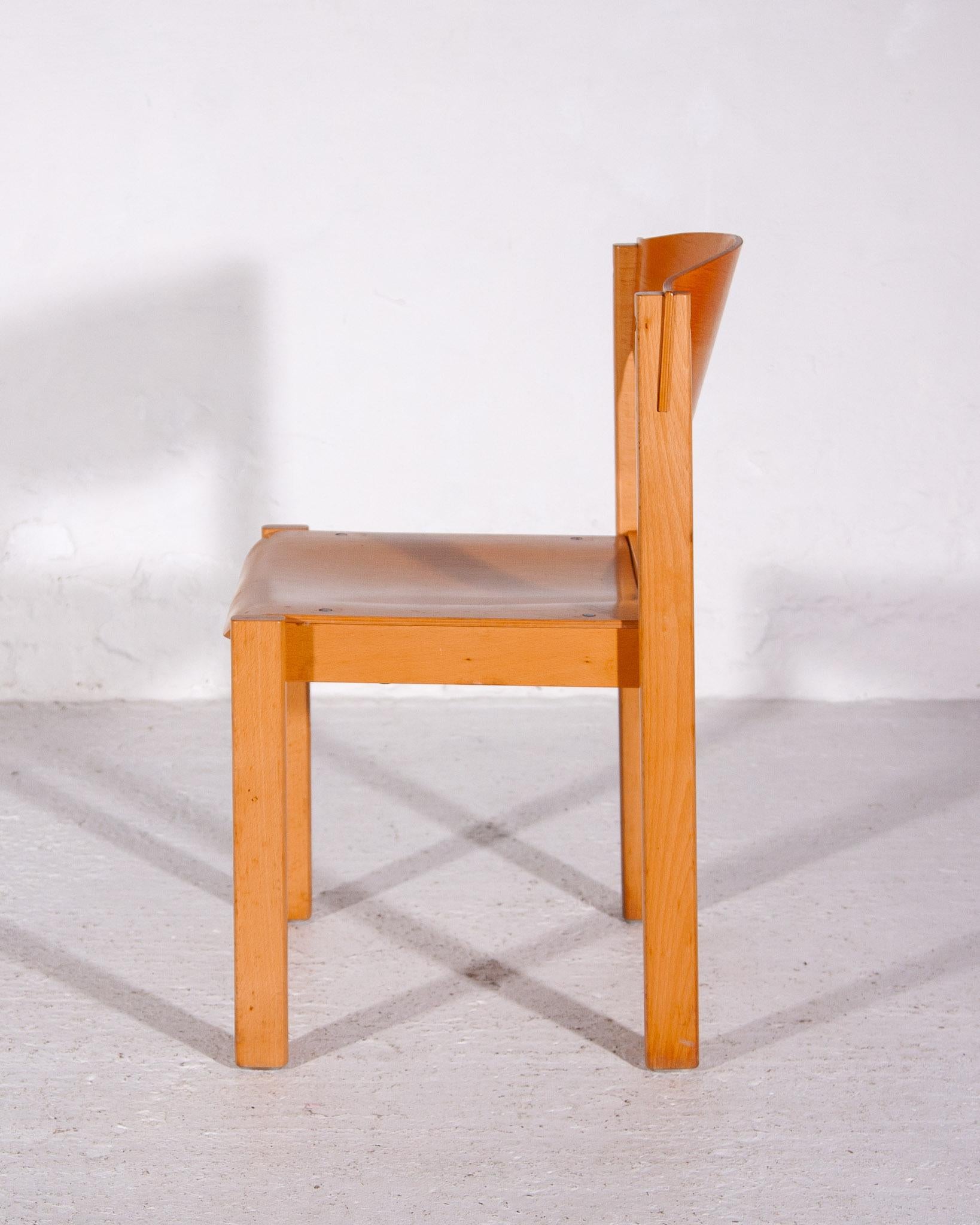Fait main Ensemble de six chaises empilables en contreplaqué de hêtre du milieu du siècle, 1970 en vente