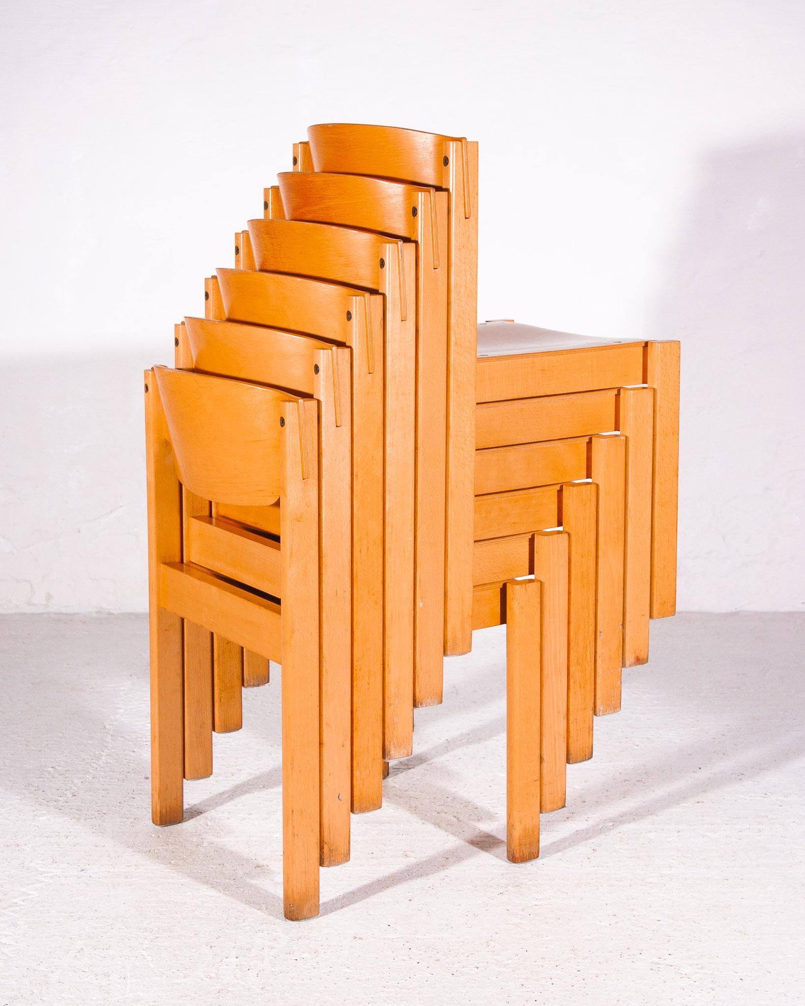 Hêtre Ensemble de six chaises empilables en contreplaqué de hêtre du milieu du siècle, 1970 en vente